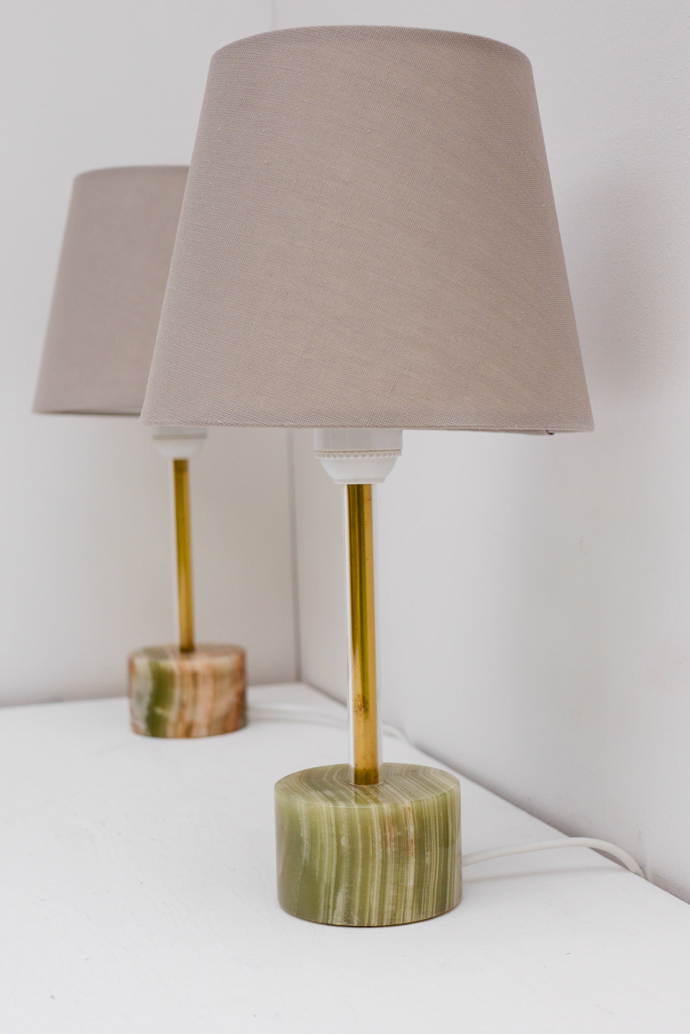 Set_of_2_“Pierre_Véritable”_Onyx_and_Brass_Table_Lamps,_Italy,_1960s