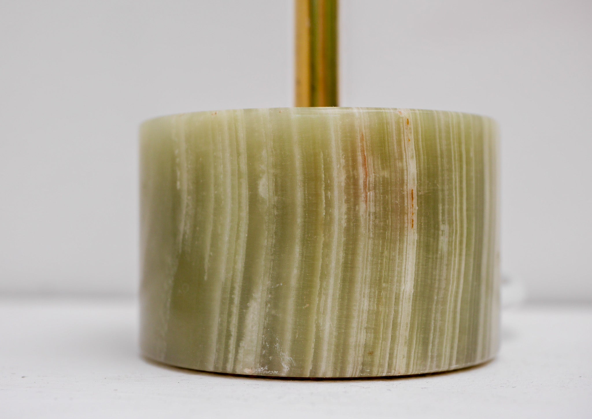 Set_of_2_“Pierre_Véritable”_Onyx_and_Brass_Table_Lamps,_Italy,_1960s