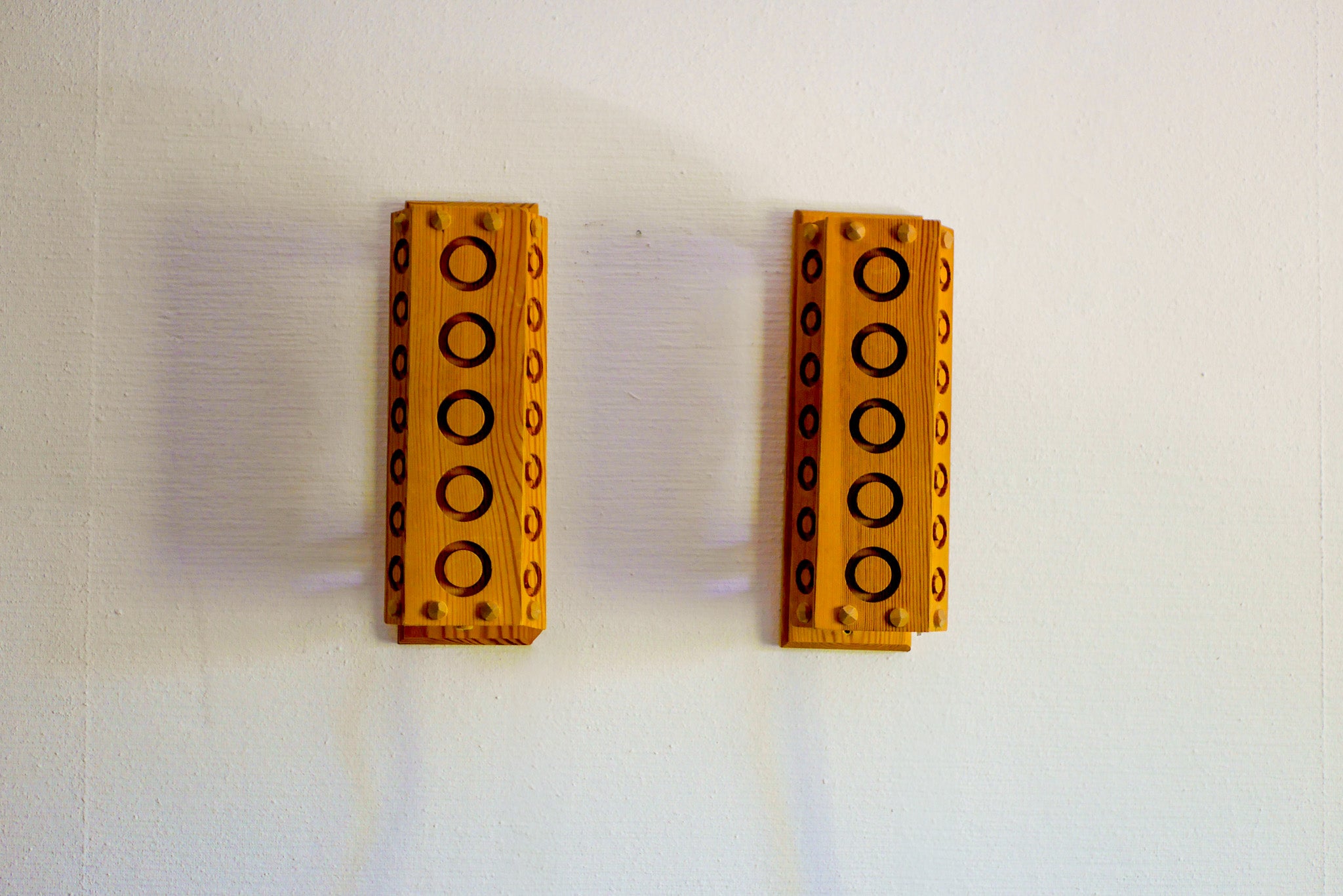 Set_of_2_Pine_Wall_Lights_by_Stig_Sandqvist,_Swedish_Mid-Century_Modern,_1970s