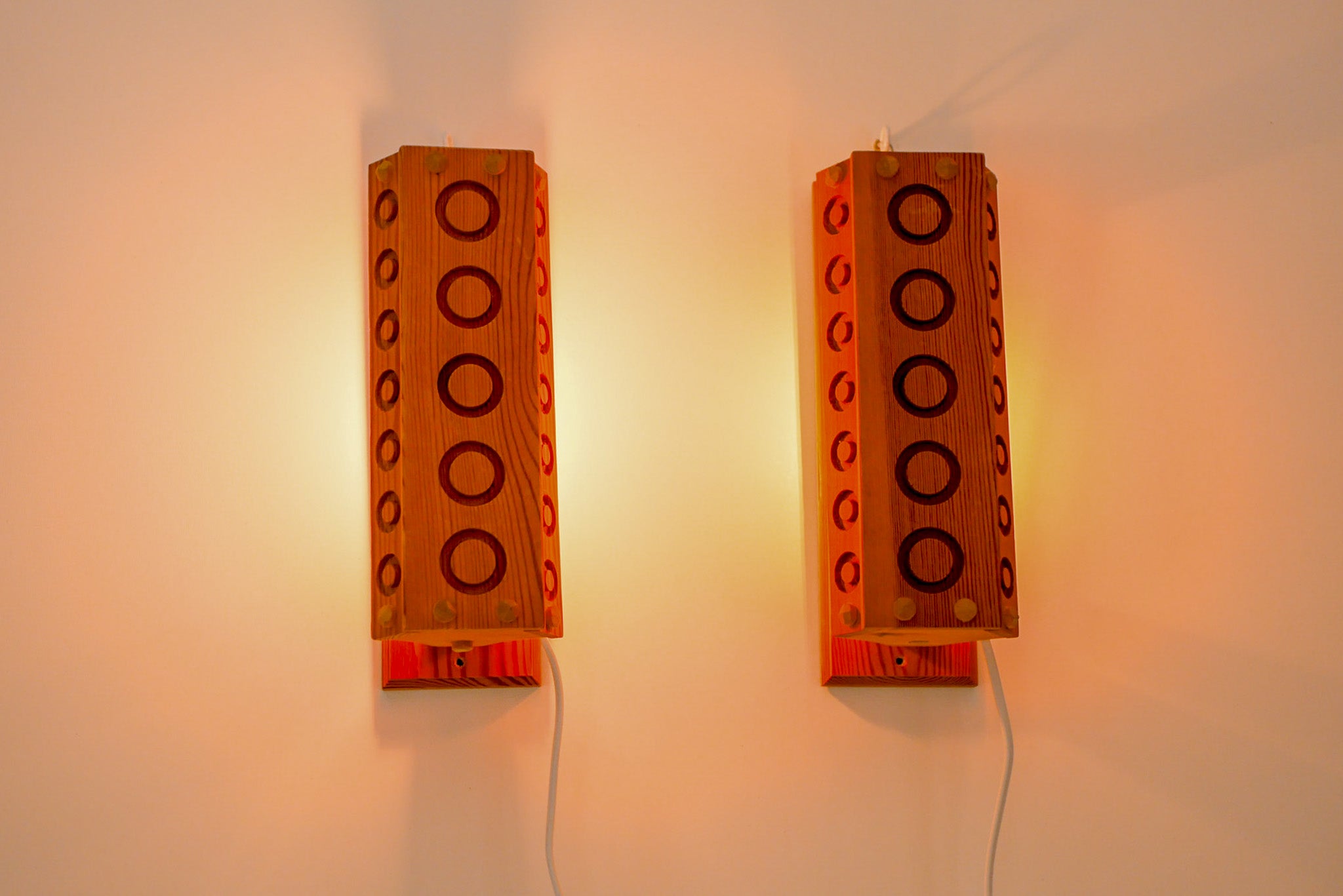 Set_of_2_Pine_Wall_Lights_by_Stig_Sandqvist,_Swedish_Mid-Century_Modern,_1970s