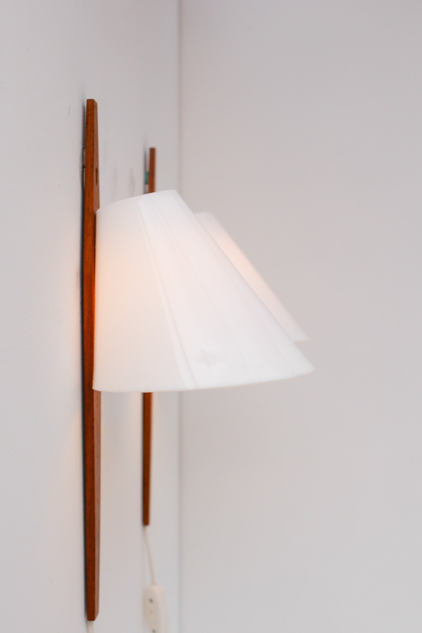 Teak_Wall_Sconces_by_Uno_and_Östen_Kristiansson_for_Luxus,_Sweden,_1960s