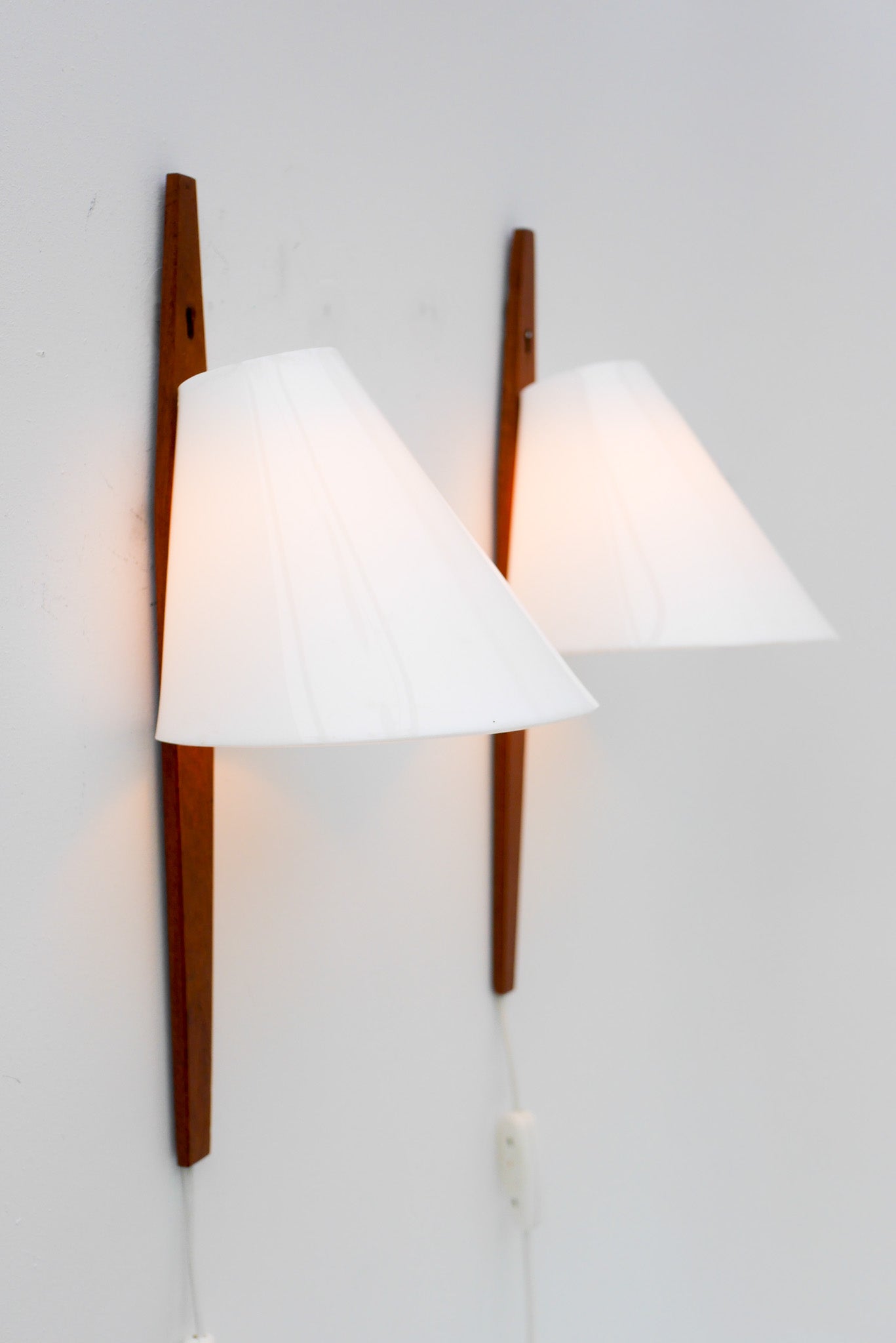 Teak_Wall_Sconces_by_Uno_and_Östen_Kristiansson_for_Luxus,_Sweden,_1960s