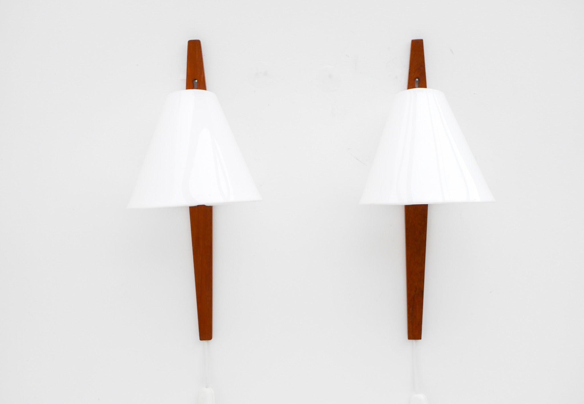 Teak_Wall_Sconces_by_Uno_and_Östen_Kristiansson_for_Luxus,_Sweden,_1960s