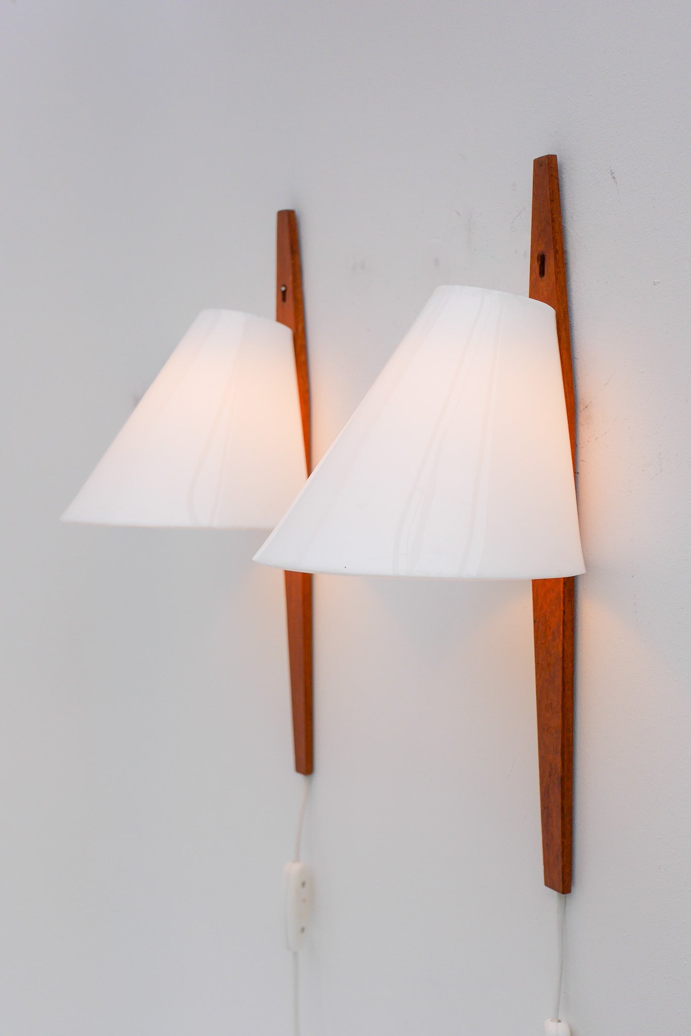 Teak_Wall_Sconces_by_Uno_and_Östen_Kristiansson_for_Luxus,_Sweden,_1960s