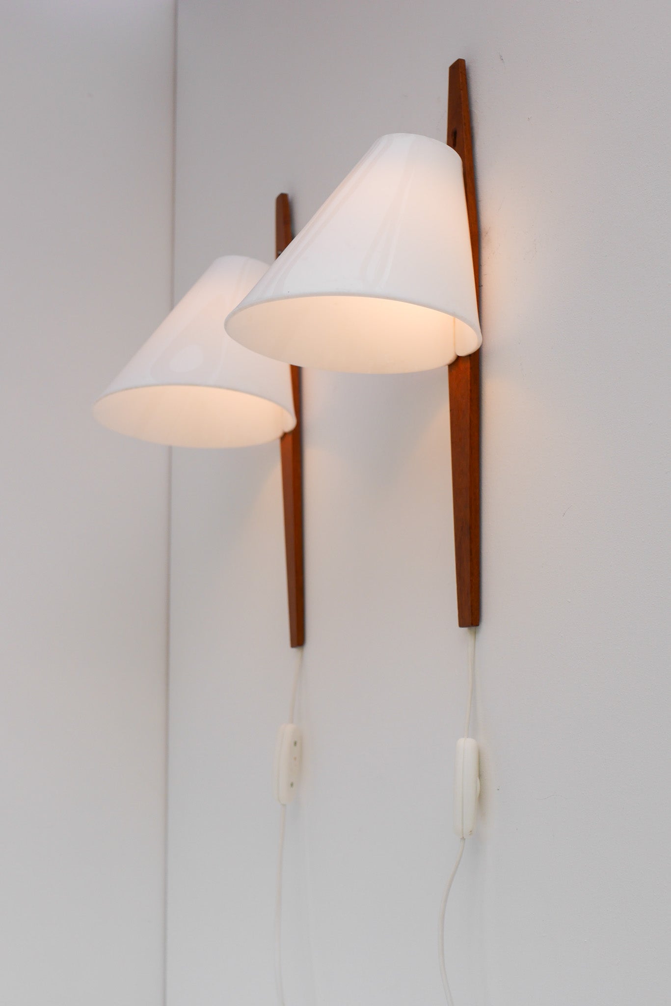 Teak_Wall_Sconces_by_Uno_and_Östen_Kristiansson_for_Luxus,_Sweden,_1960s