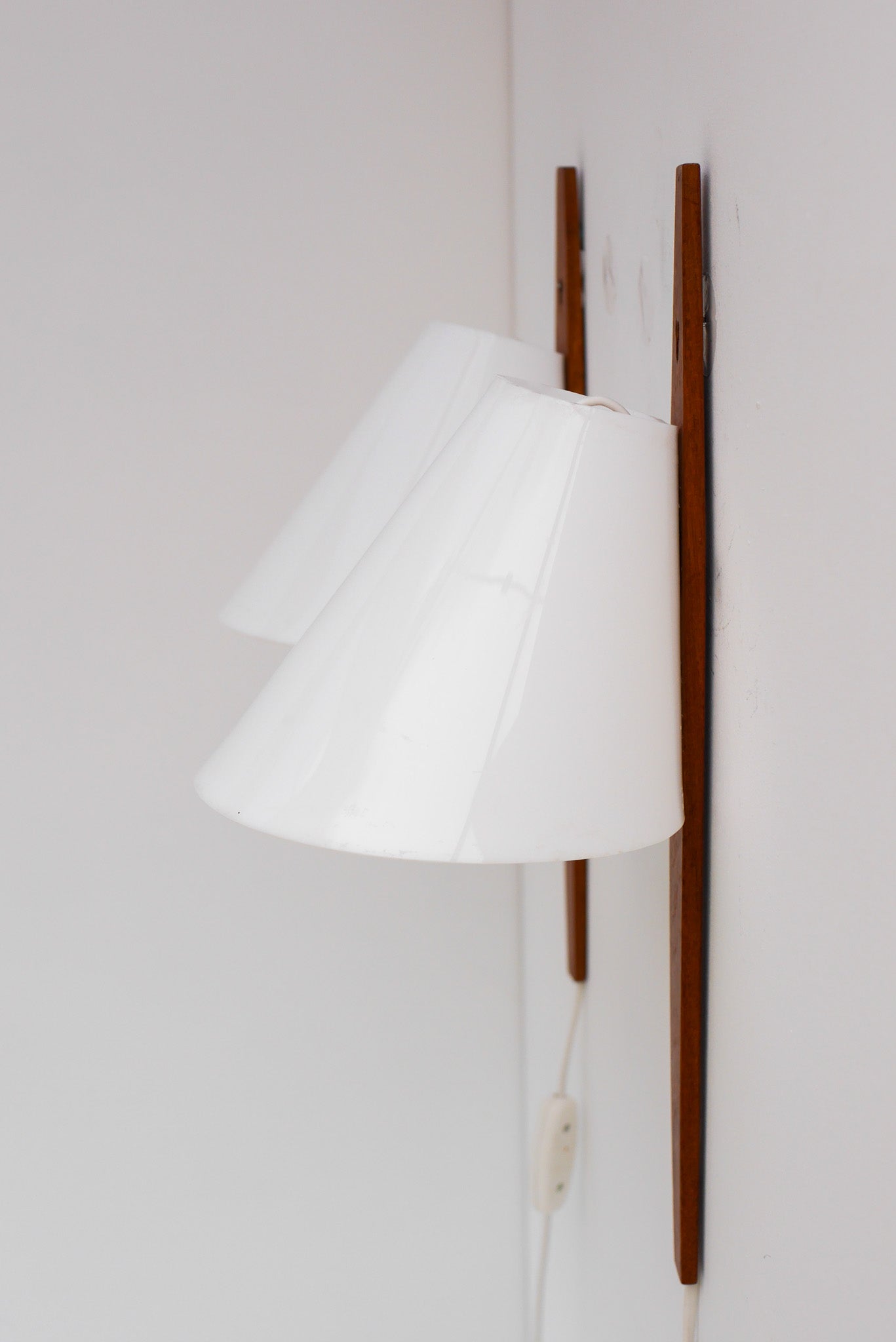Teak_Wall_Sconces_by_Uno_and_Östen_Kristiansson_for_Luxus,_Sweden,_1960s