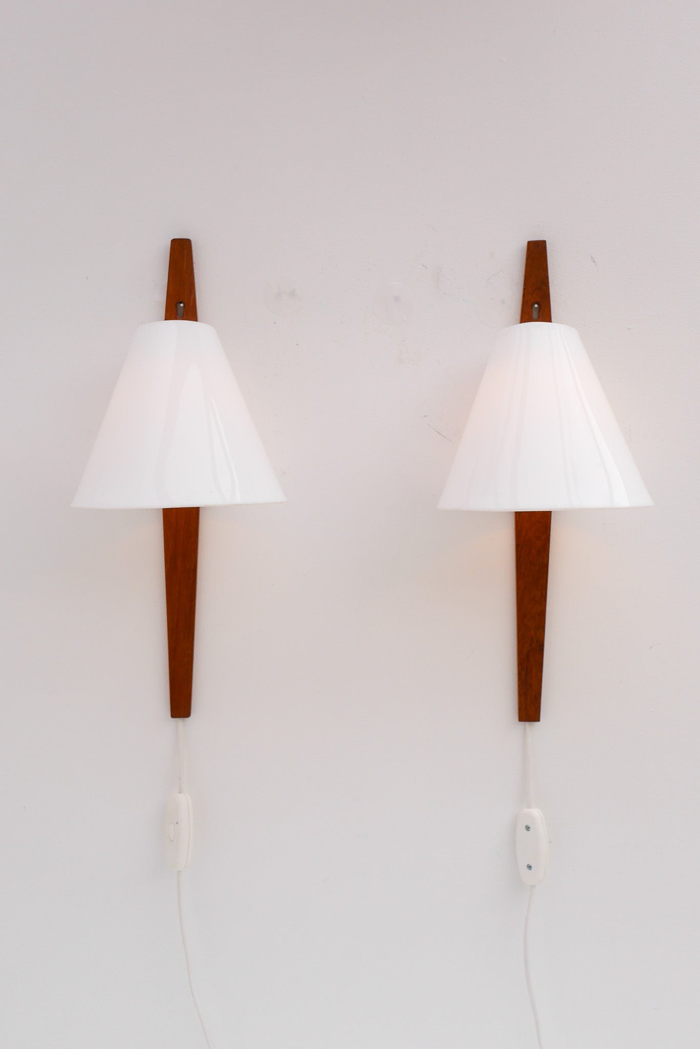 Teak_Wall_Sconces_by_Uno_and_Östen_Kristiansson_for_Luxus,_Sweden,_1960s