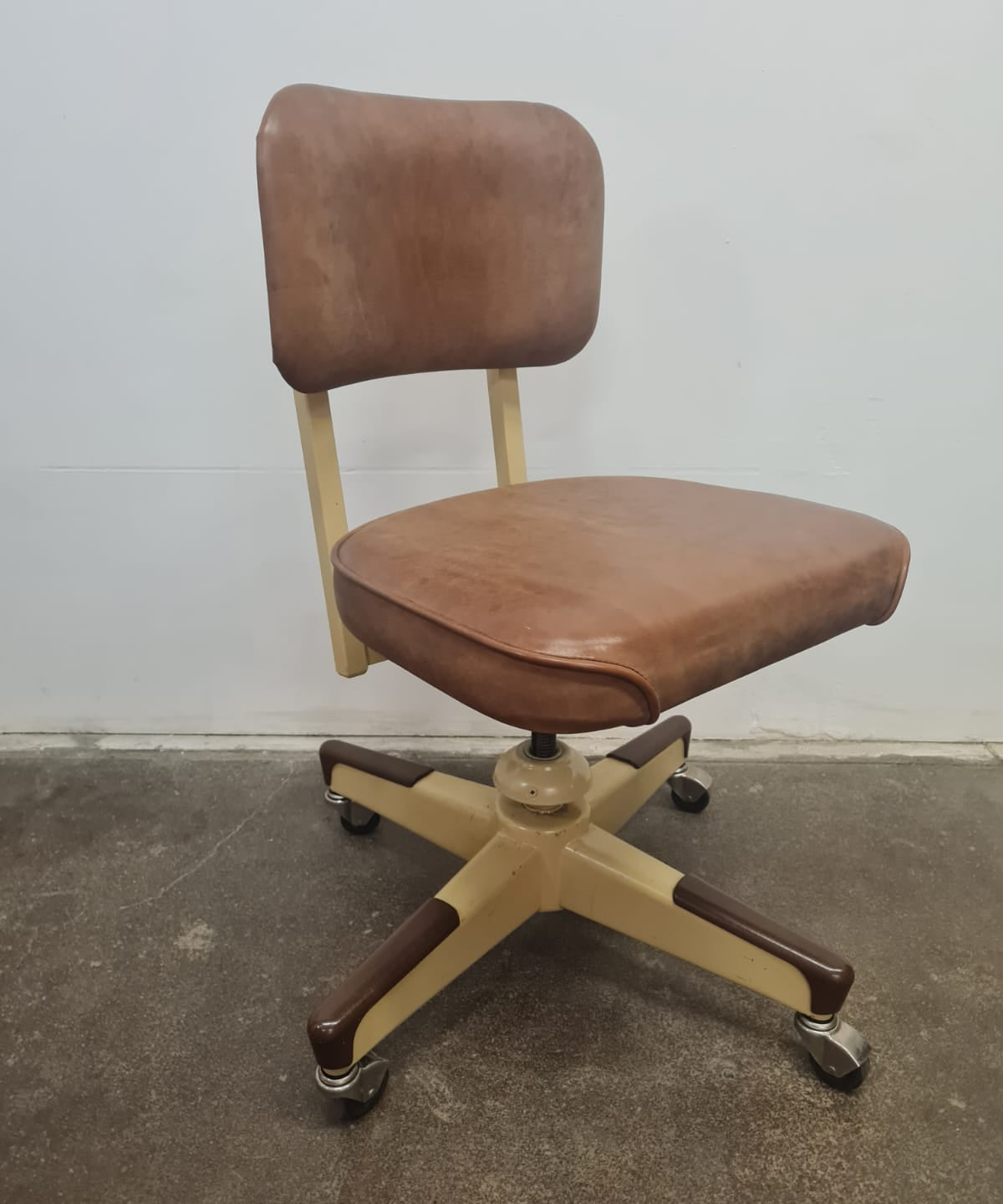Mid-Century_Modern_Swivel_Office_Chair_by_United_Chair_Co.,_1950s