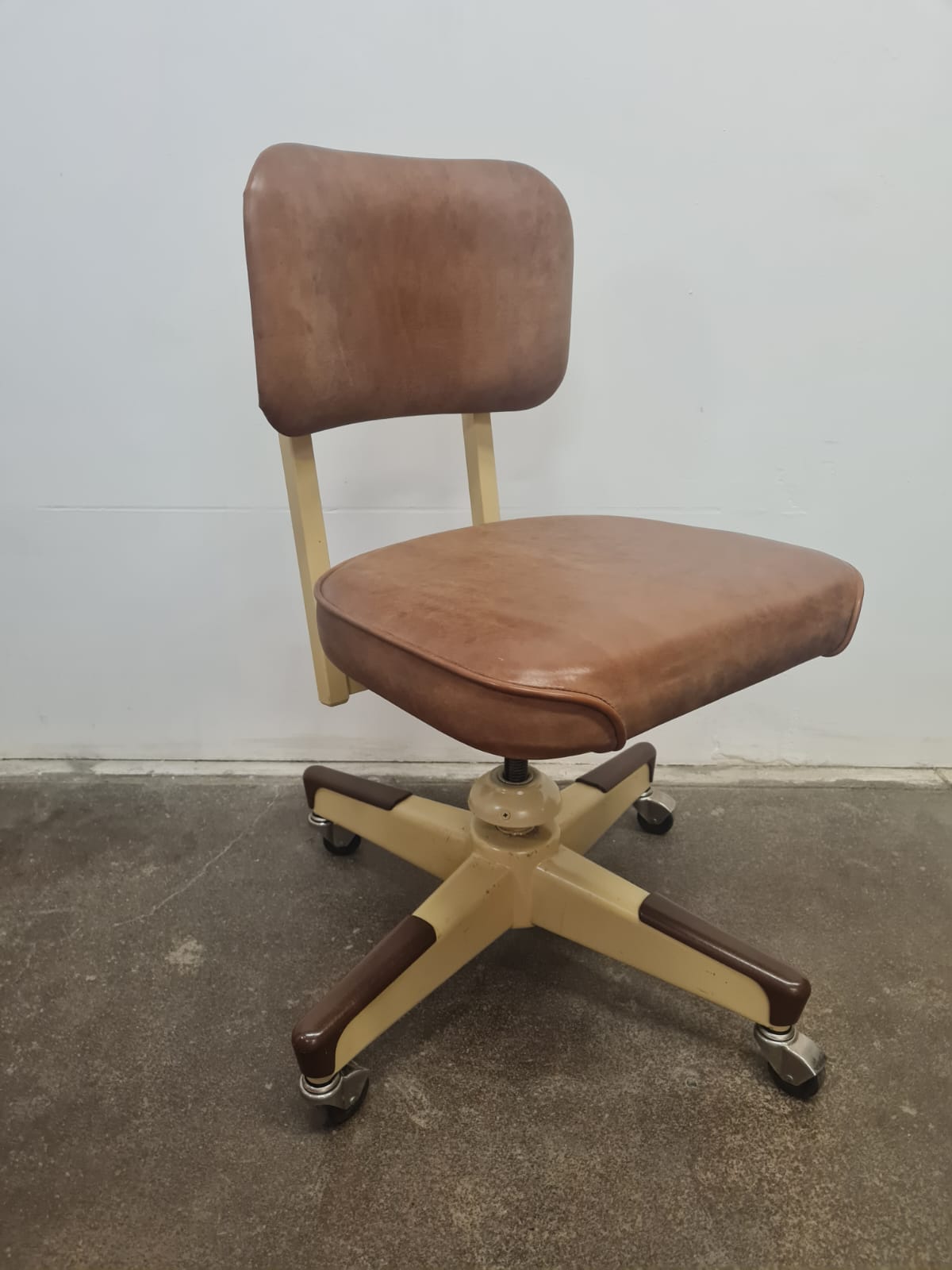 Mid-Century_Modern_Swivel_Office_Chair_by_United_Chair_Co.,_1950s