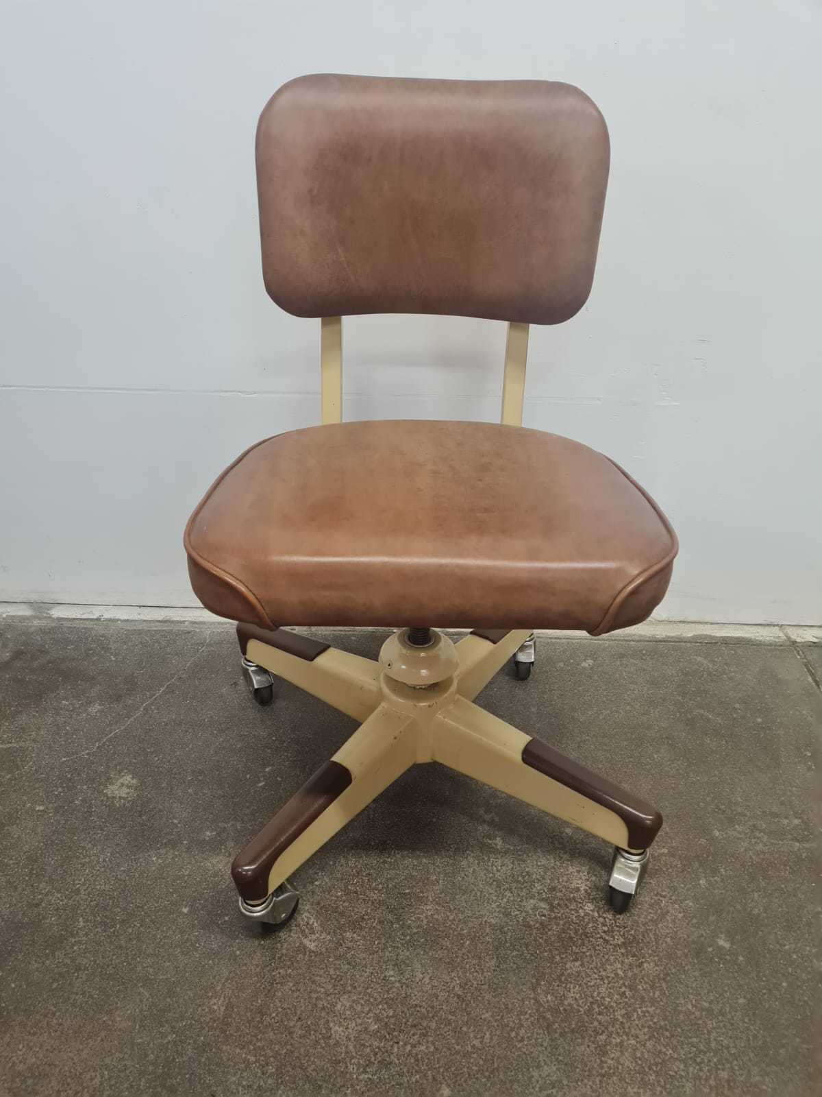 Mid-Century_Modern_Swivel_Office_Chair_by_United_Chair_Co.,_1950s