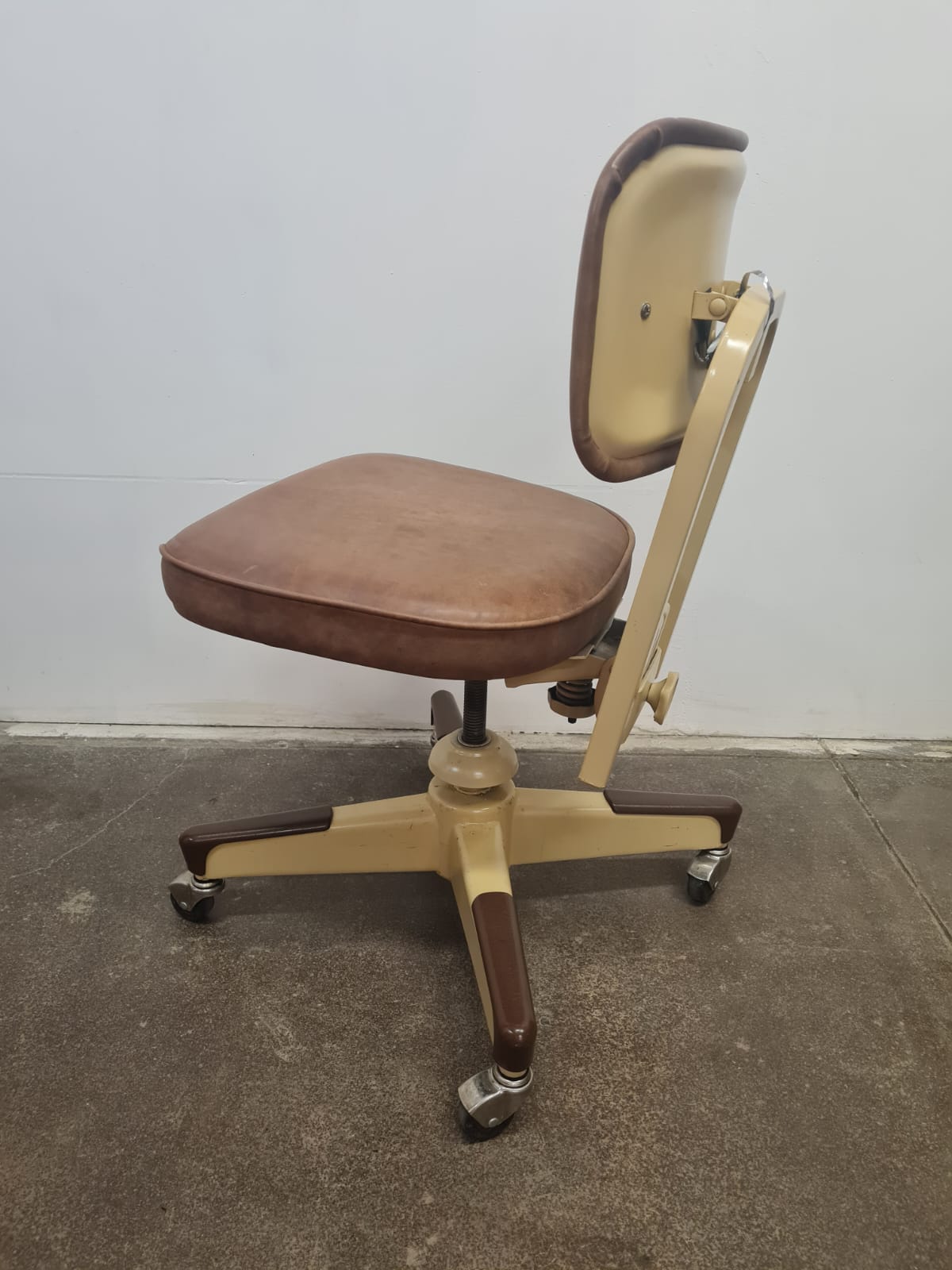 Mid-Century_Modern_Swivel_Office_Chair_by_United_Chair_Co.,_1950s