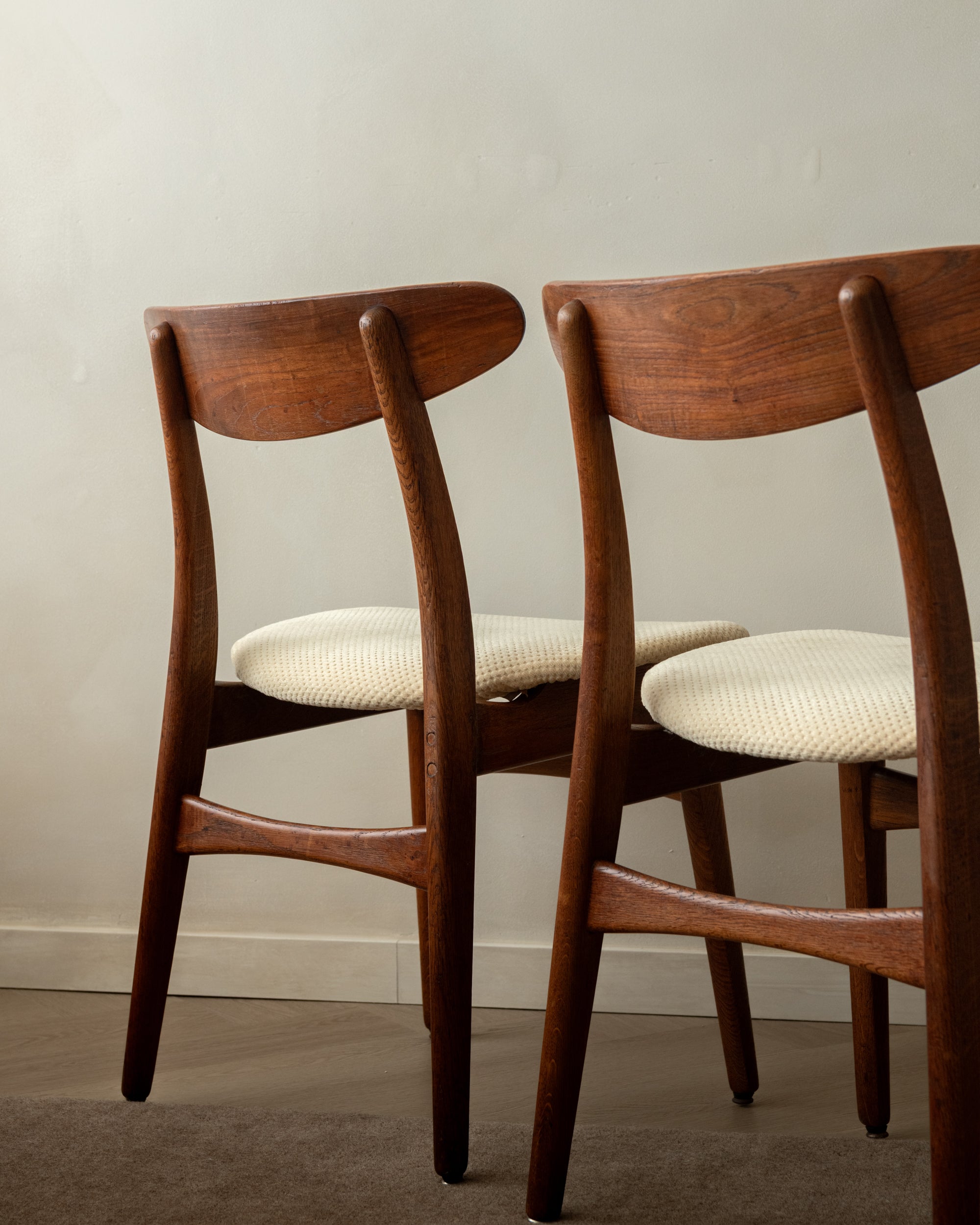 Set_of_4_Vintage_CH30_Dining_Chairs_by_Hans_J._Wegner_for_Carl_Hansen_&_Søn,_Danish_Teak_and_Oak_Mid_Century_Modern