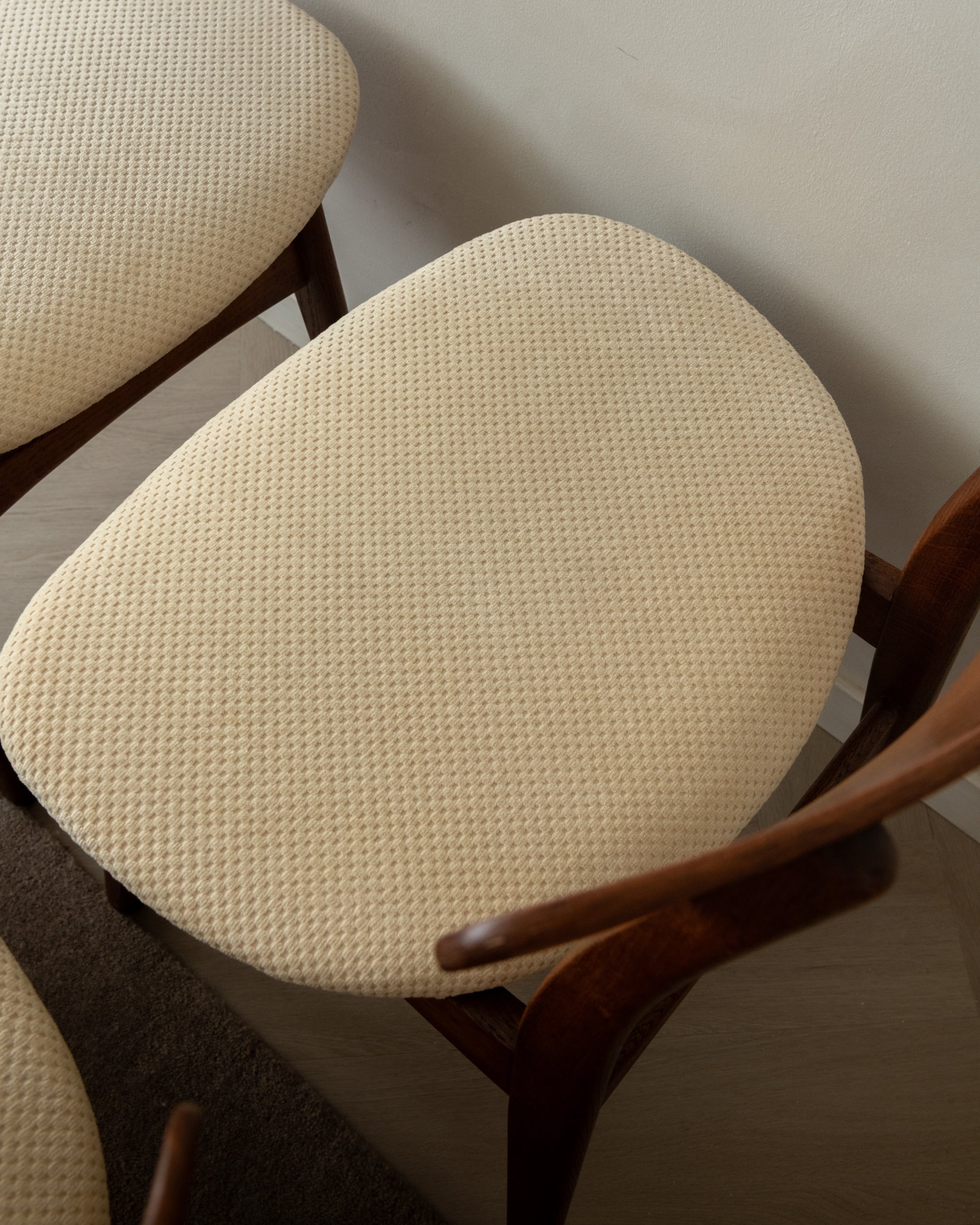 Set_of_4_Vintage_CH30_Dining_Chairs_by_Hans_J._Wegner_for_Carl_Hansen_&_Søn,_Danish_Teak_and_Oak_Mid_Century_Modern