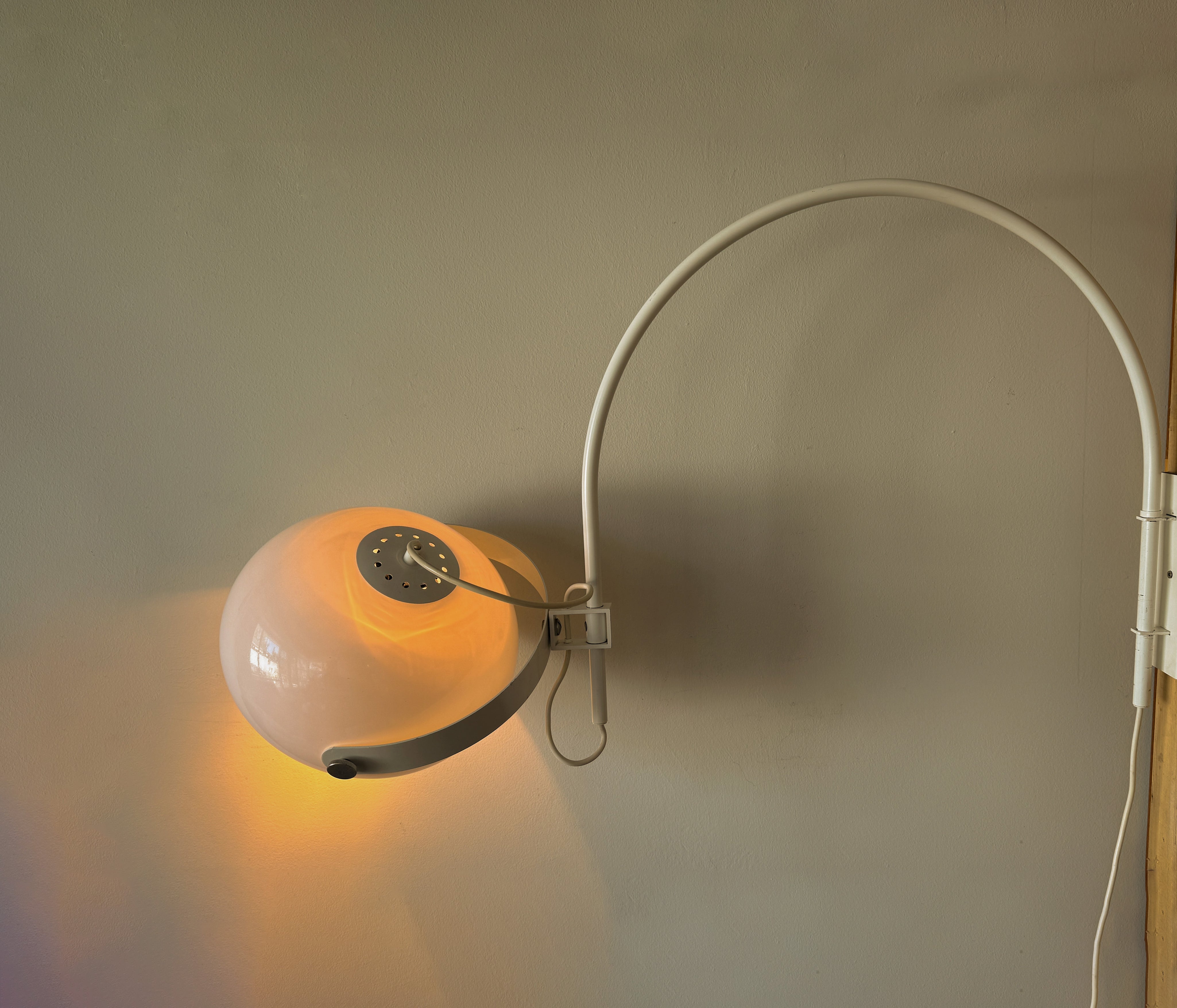 Mid_Century_Space_Age_Mushroom_Wall_Lamp_by_Dijkstra,_White_Adjustable_Wall_Light,_Netherlands_1970s
