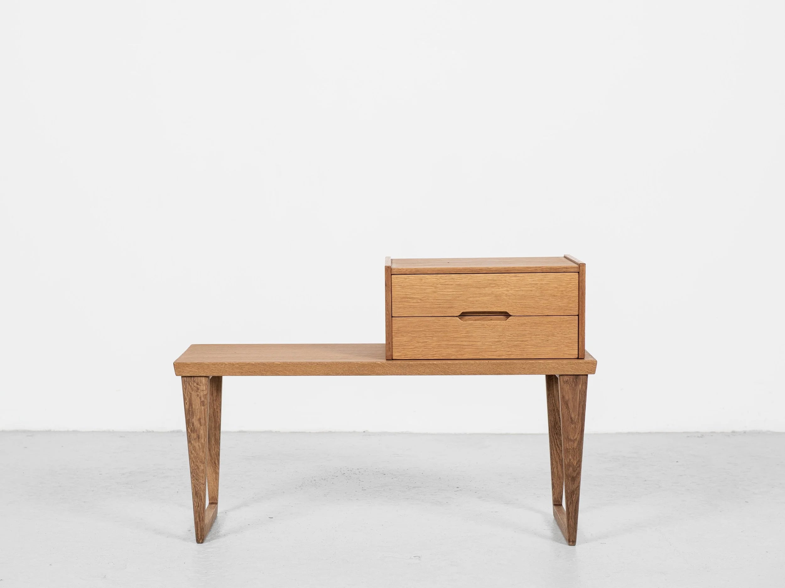 Midcentury_bench_and_container_in_oak_by_Aksel_Kjersgaard_1960s