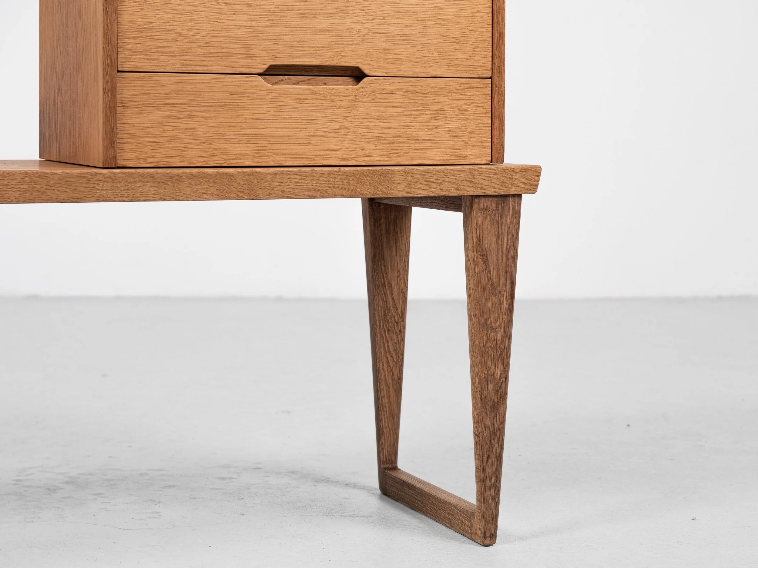 Midcentury_bench_and_container_in_oak_by_Aksel_Kjersgaard_1960s