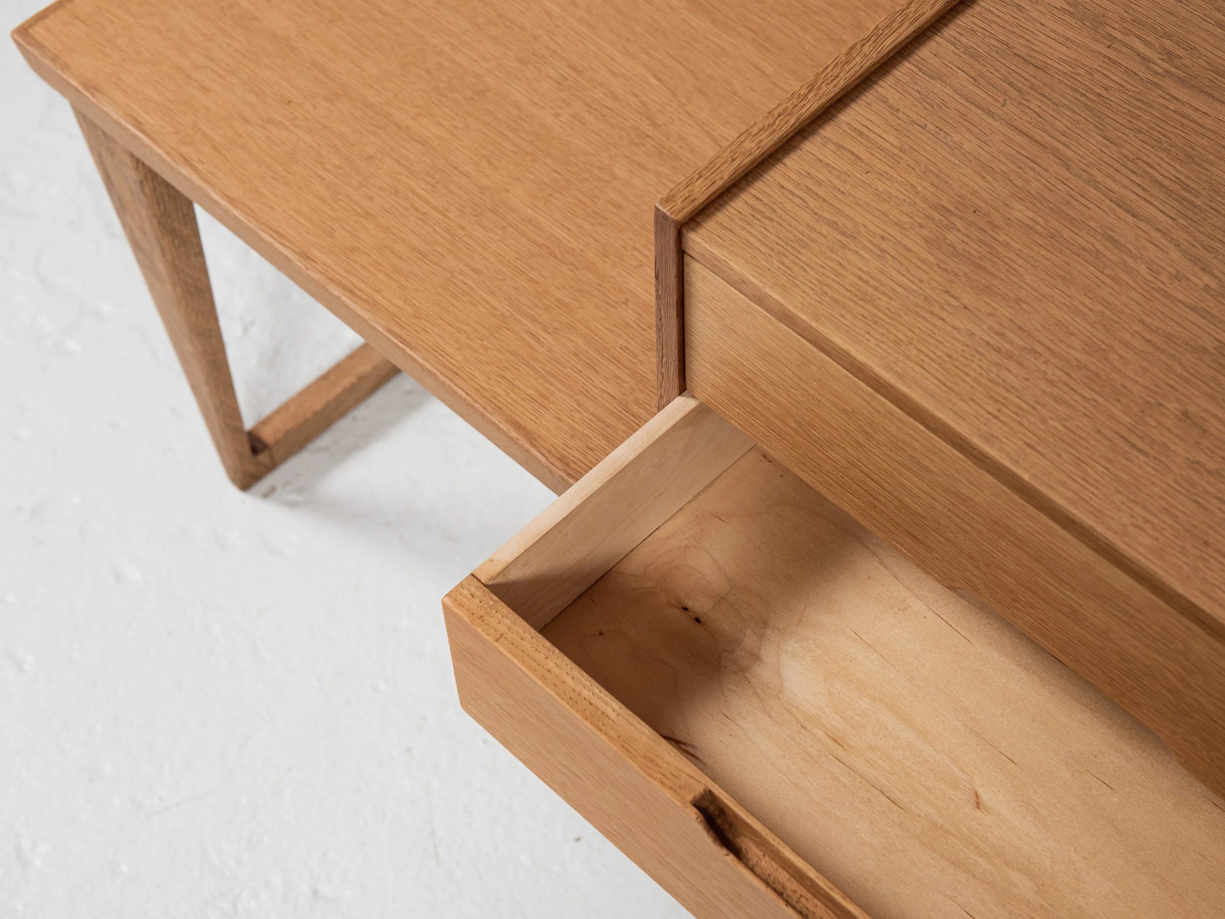 Midcentury_bench_and_container_in_oak_by_Aksel_Kjersgaard_1960s