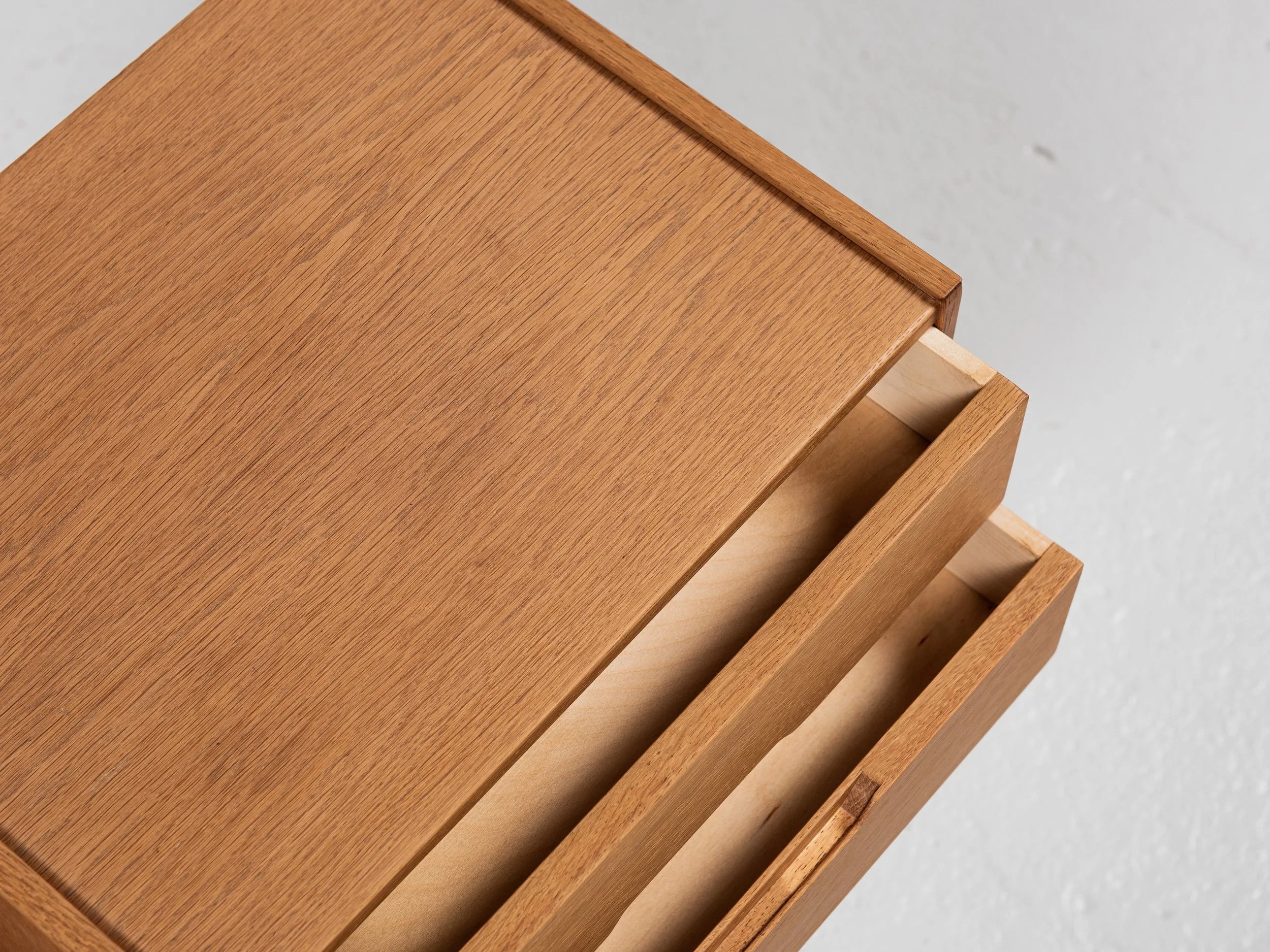 Midcentury_bench_and_container_in_oak_by_Aksel_Kjersgaard_1960s