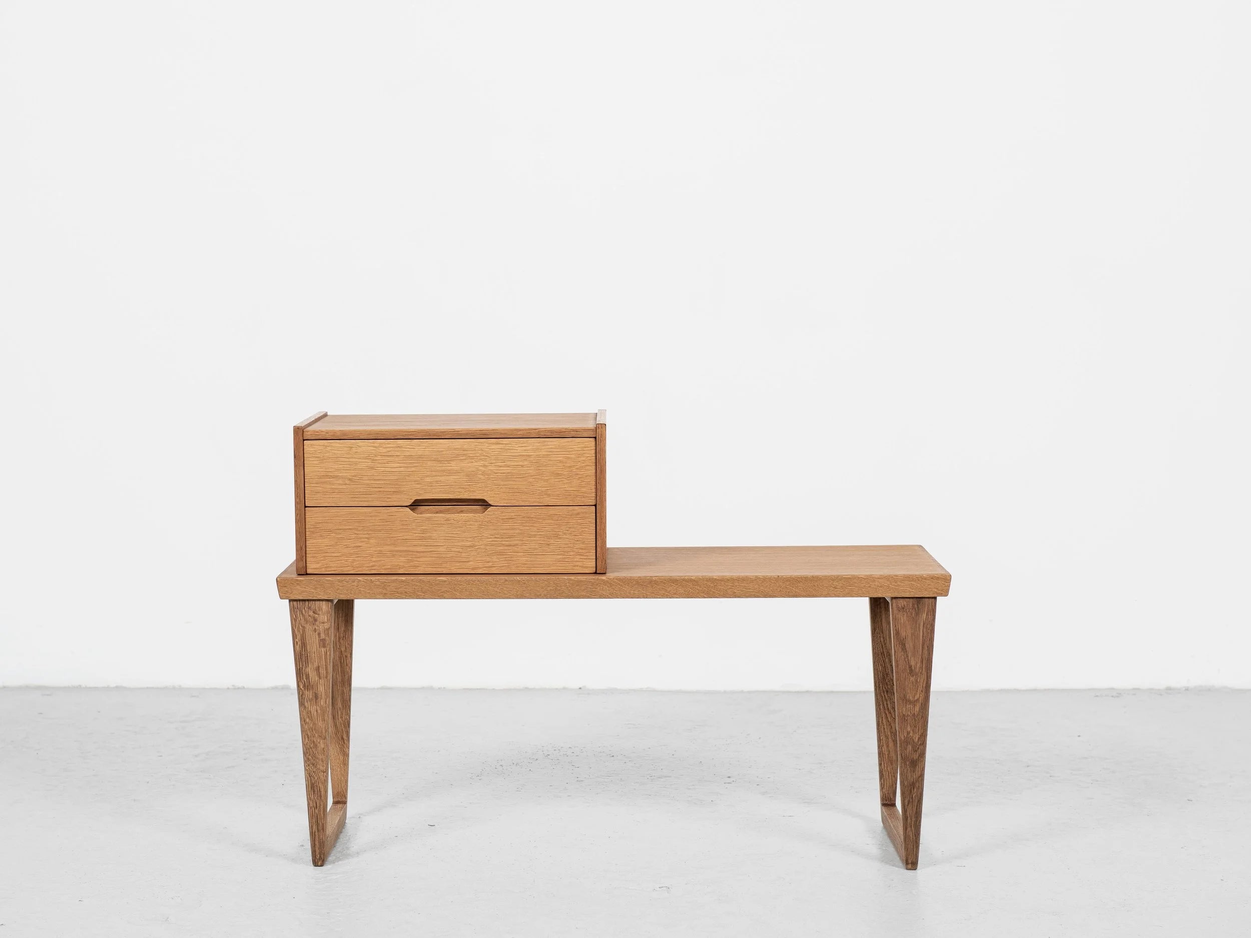 Midcentury_bench_and_container_in_oak_by_Aksel_Kjersgaard_1960s