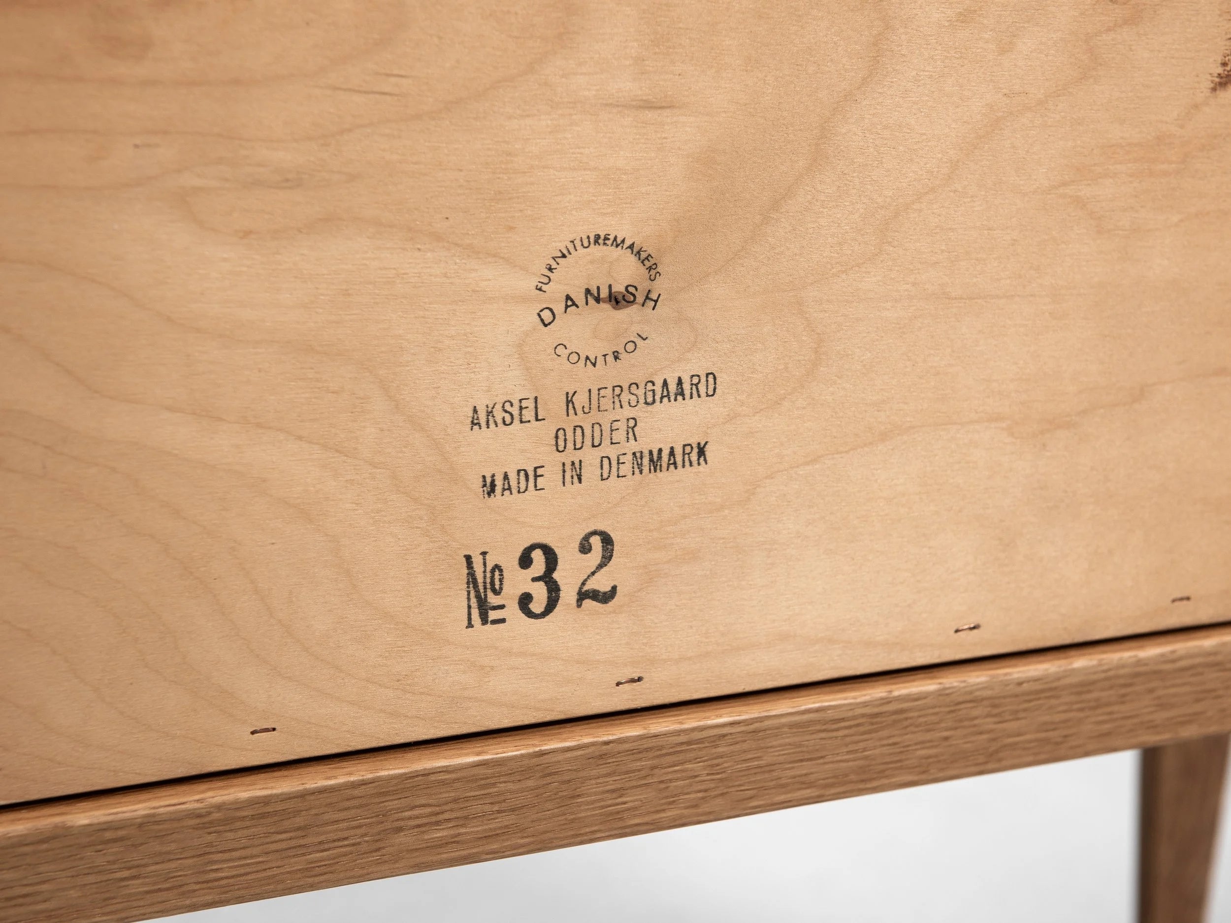 Midcentury_bench_and_container_in_oak_by_Aksel_Kjersgaard_1960s