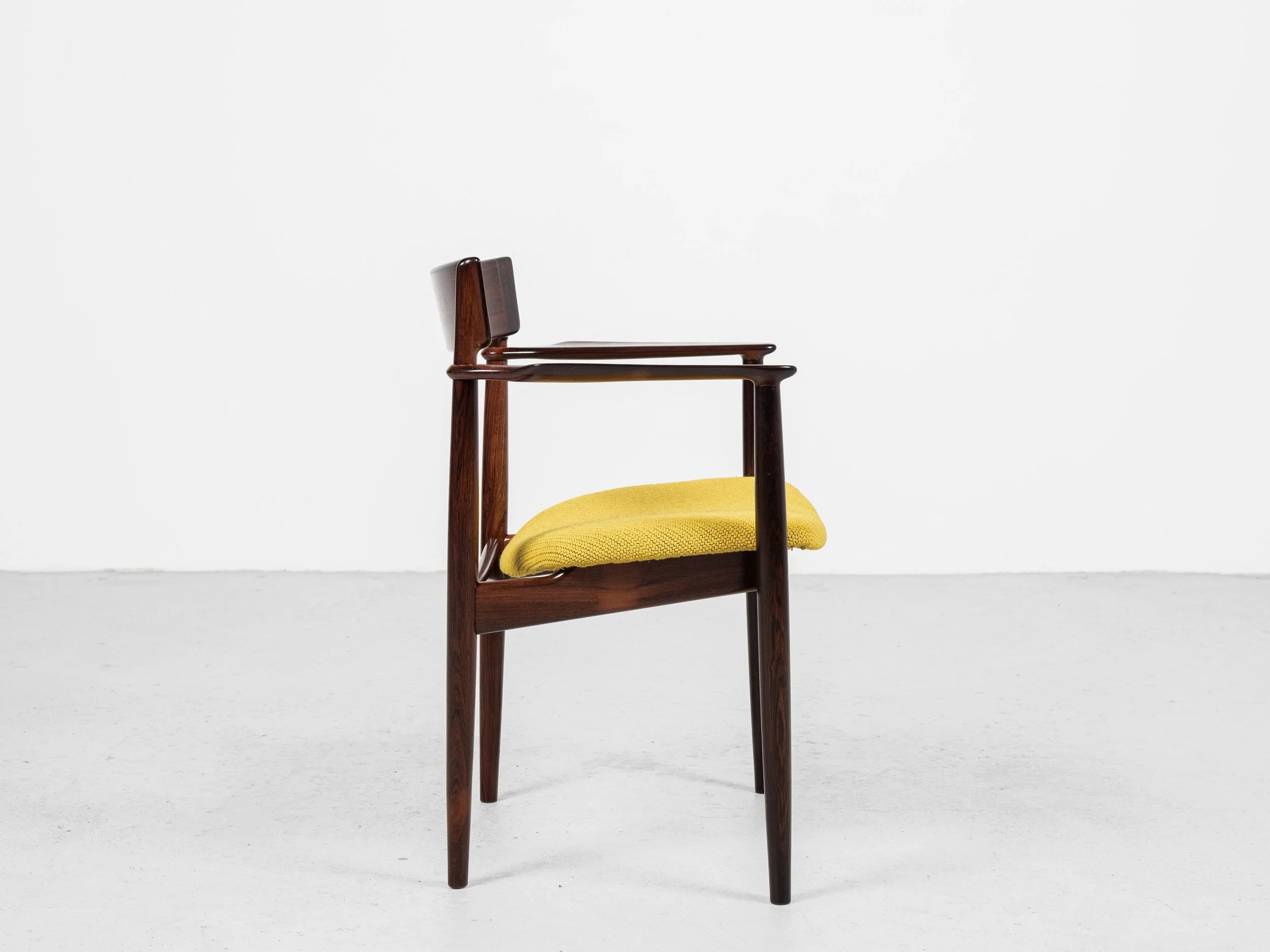 Midcentury_chair_with_armrests_in_rosewood_by_Henry_Rosengren_Hansen_for_Brande_Møbelindustri_1960s