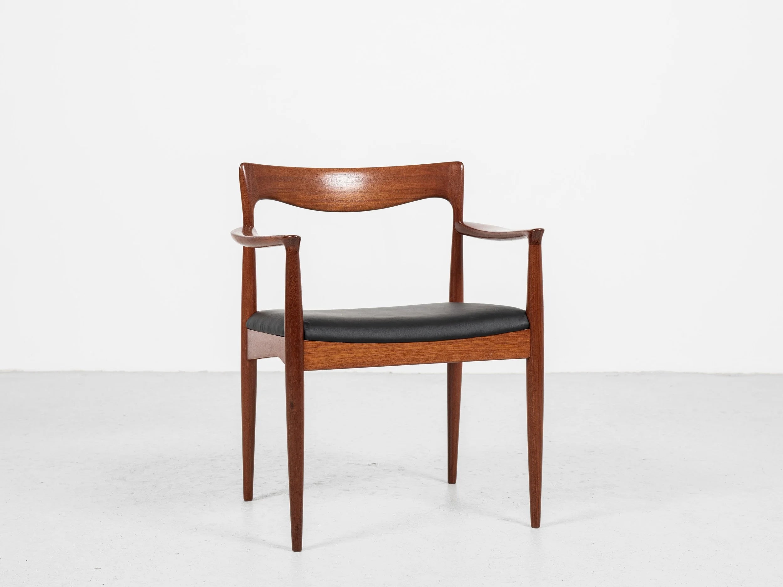 Midcentury_Danish_chair_with_armrests_in_teak_and_new_skai_by_Arne_Vodder_for_Vamo_1960s
