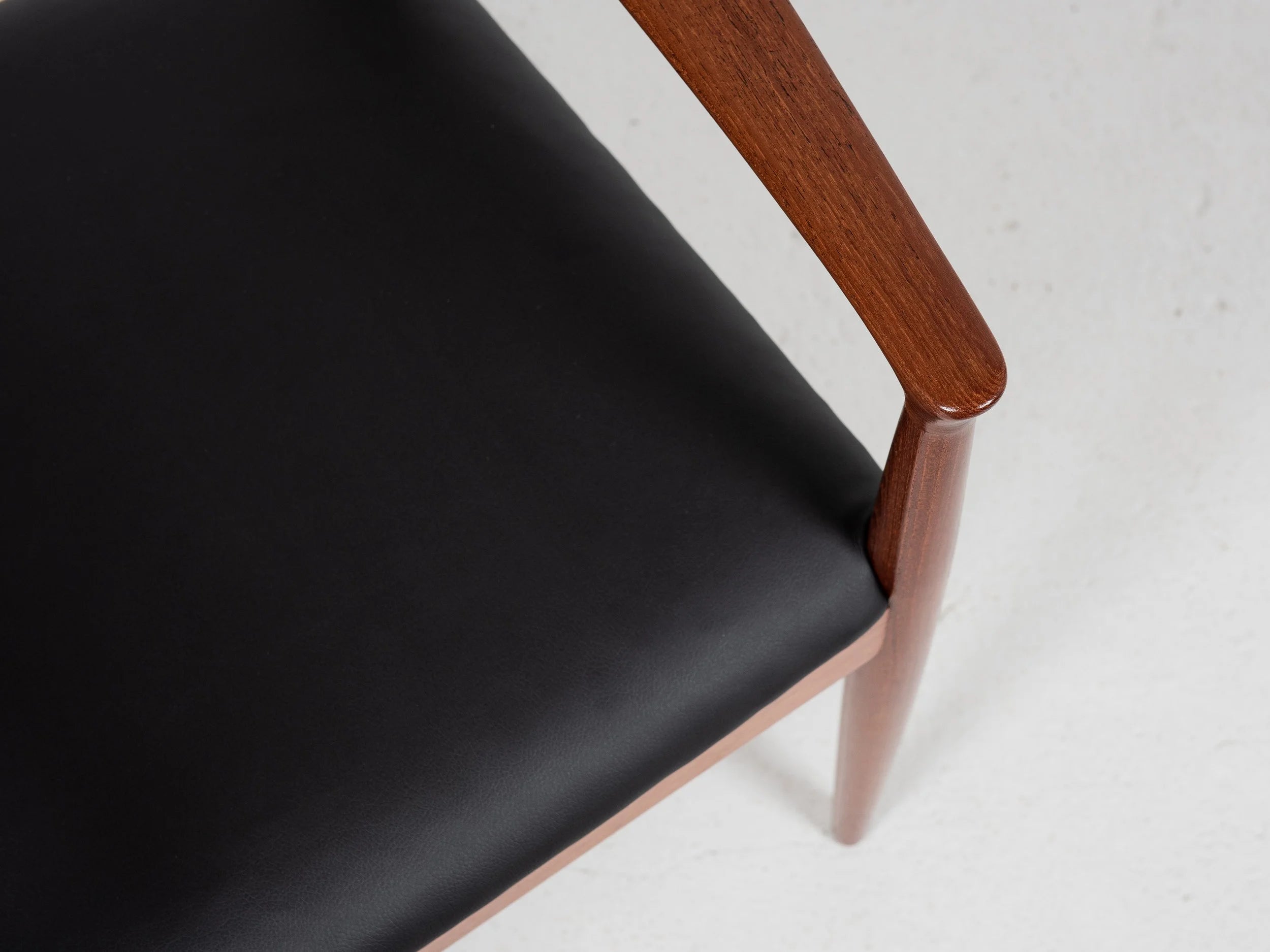 Midcentury_Danish_chair_with_armrests_in_teak_and_new_skai_by_Arne_Vodder_for_Vamo_1960s