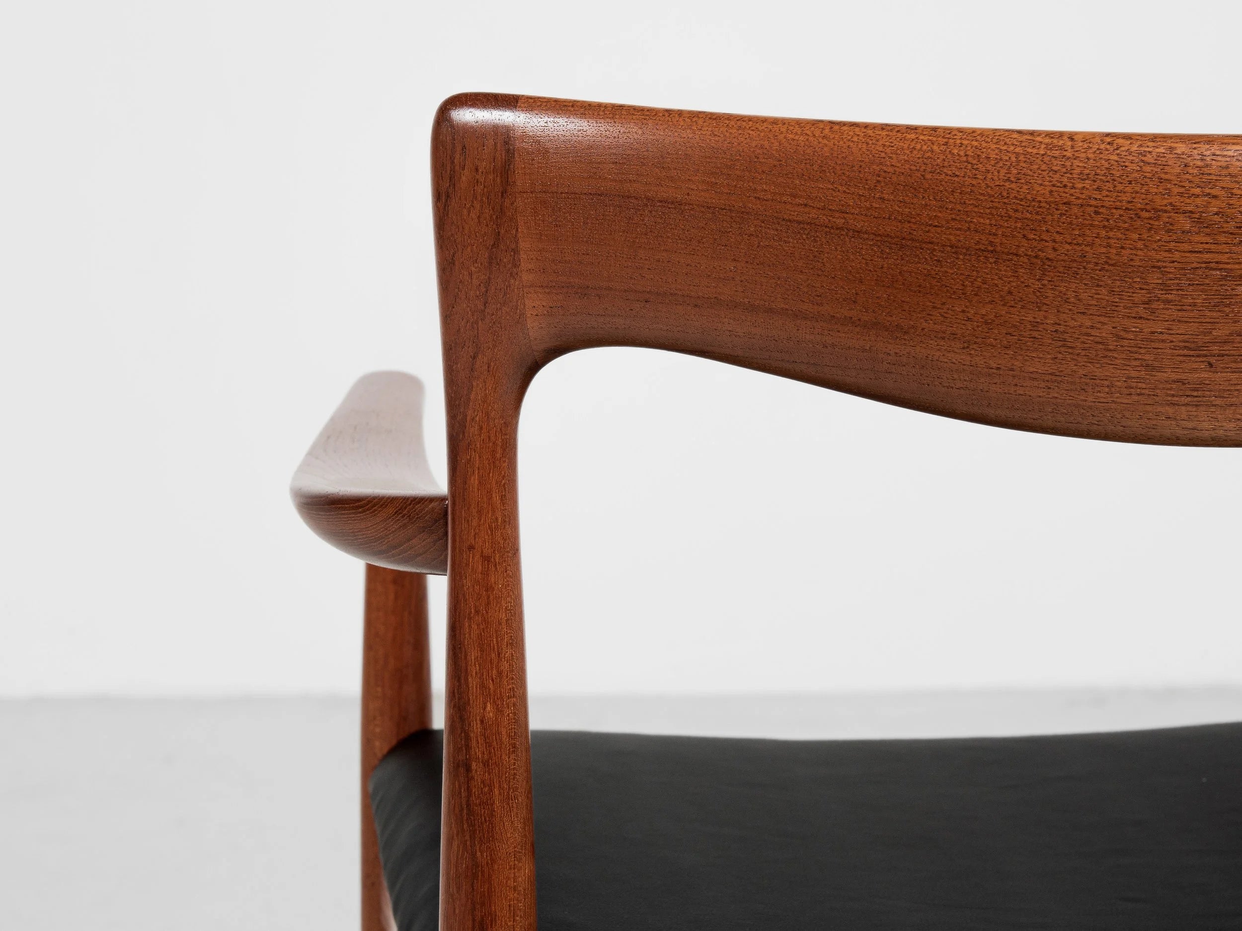 Midcentury_Danish_chair_with_armrests_in_teak_and_new_skai_by_Arne_Vodder_for_Vamo_1960s