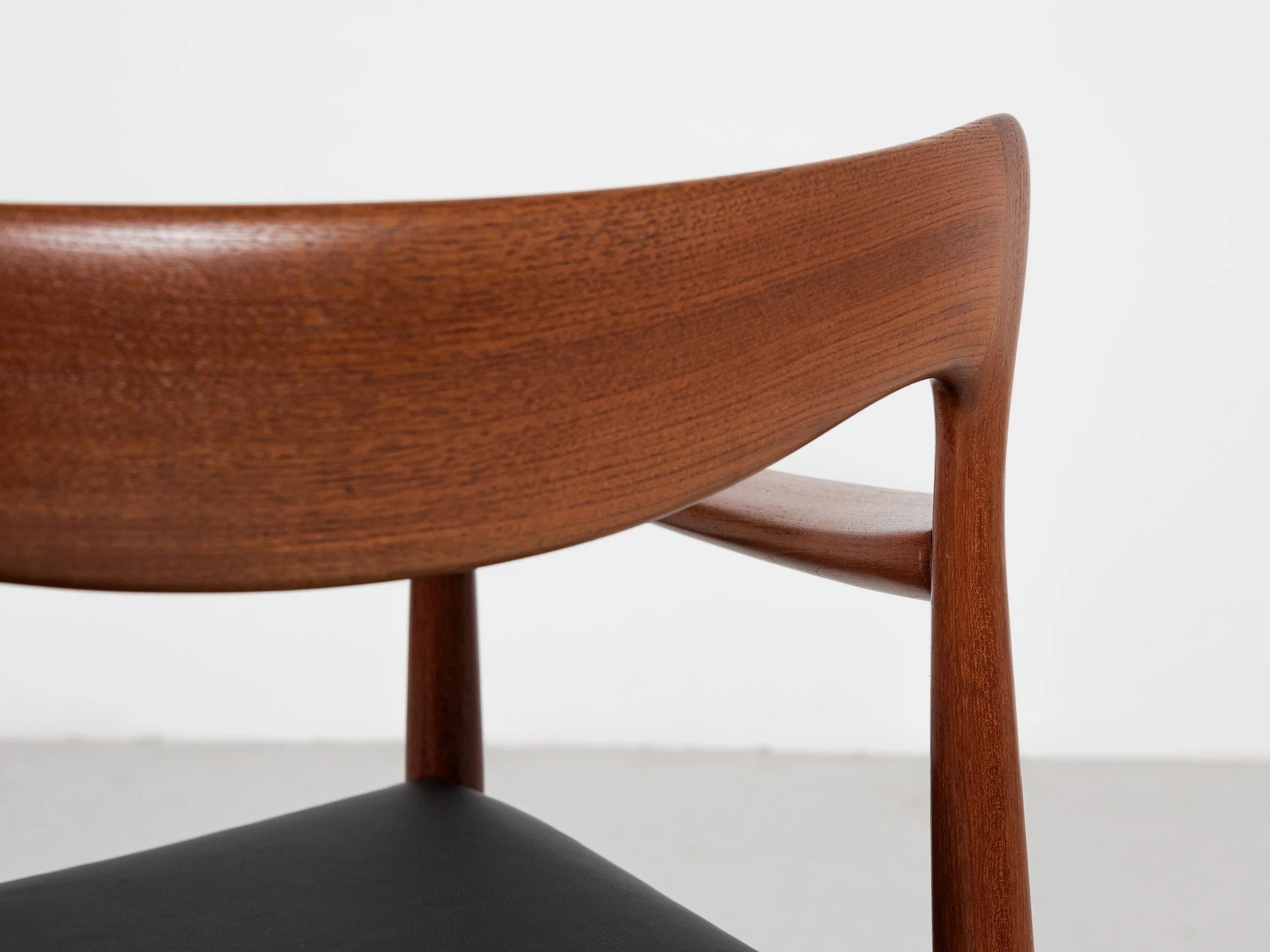 Midcentury_Danish_chair_with_armrests_in_teak_and_new_skai_by_Arne_Vodder_for_Vamo_1960s