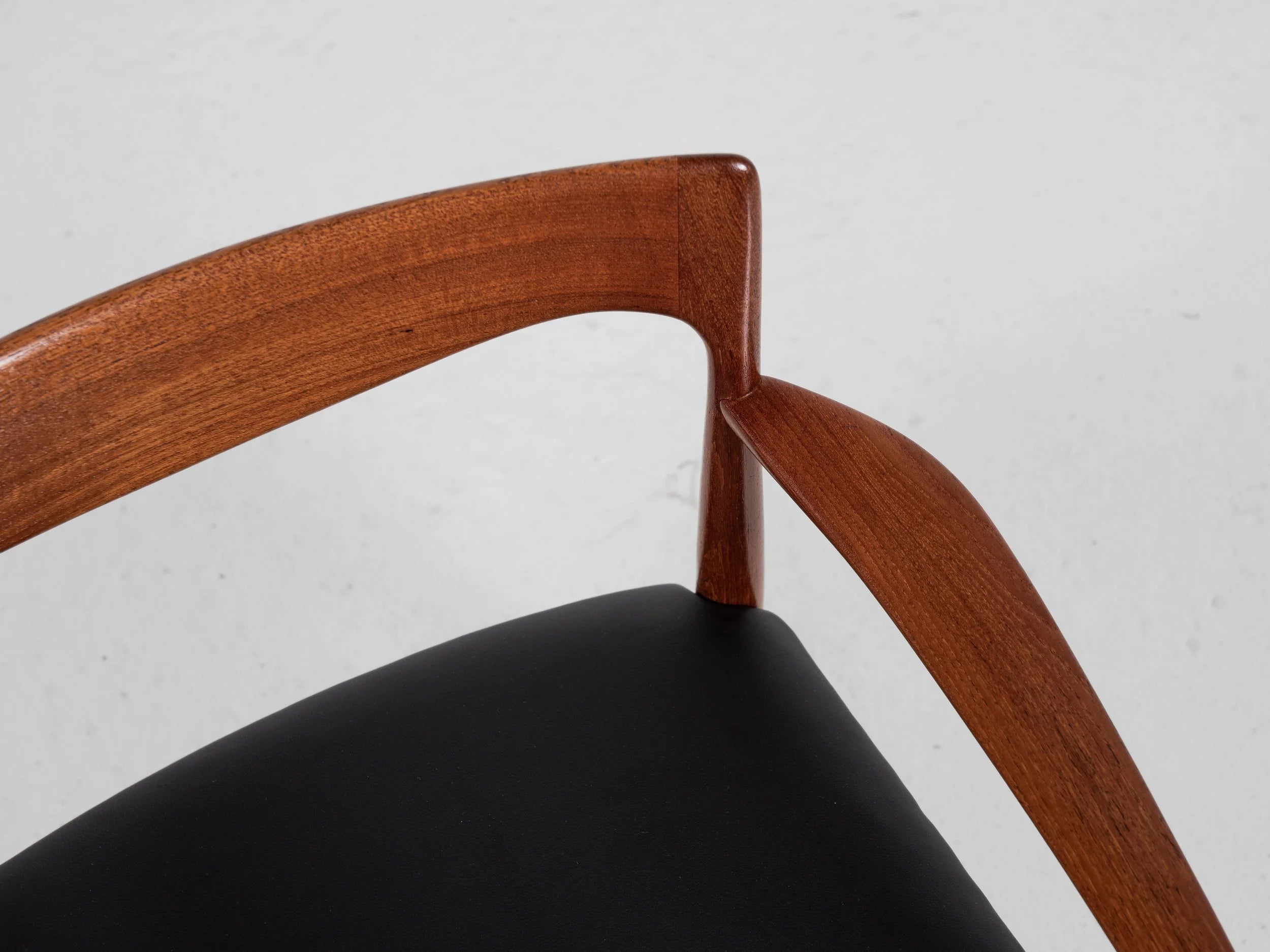 Midcentury_Danish_chair_with_armrests_in_teak_and_new_skai_by_Arne_Vodder_for_Vamo_1960s