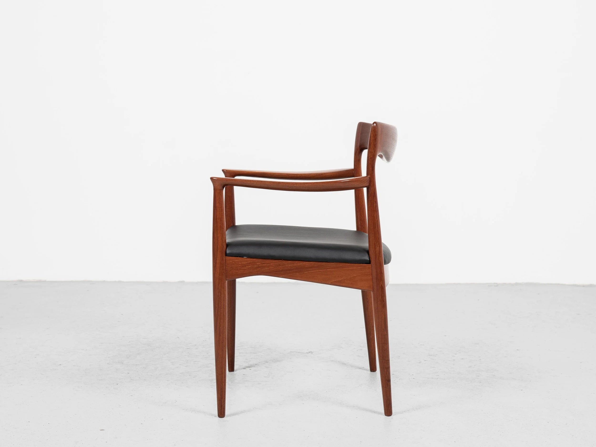 Midcentury_Danish_chair_with_armrests_in_teak_and_new_skai_by_Arne_Vodder_for_Vamo_1960s