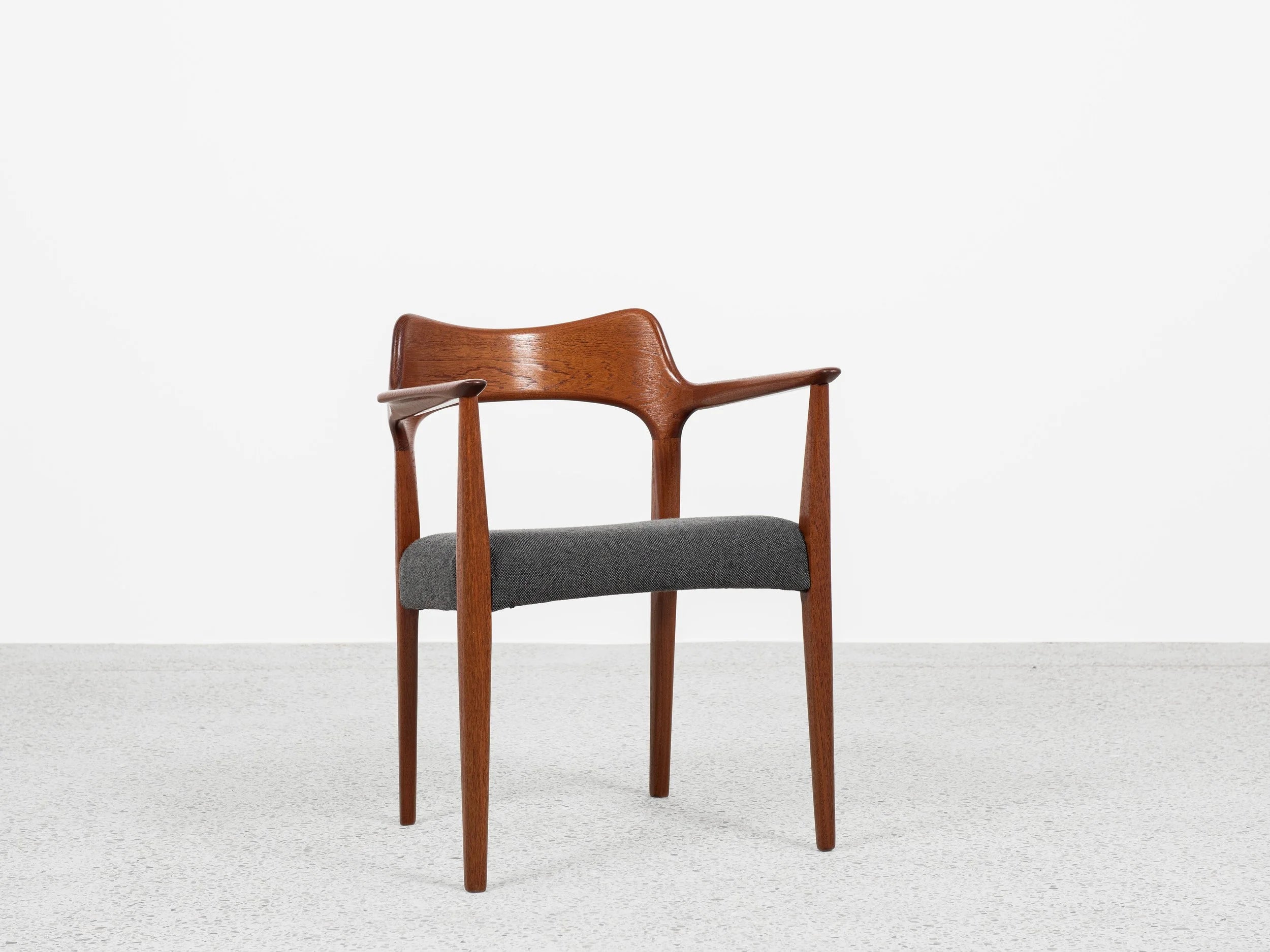 Midcentury_Danish_chair_with_armrests_in_teak_by_Arne_Hovmand_Olsen_for_Mogens_Kold_1960s