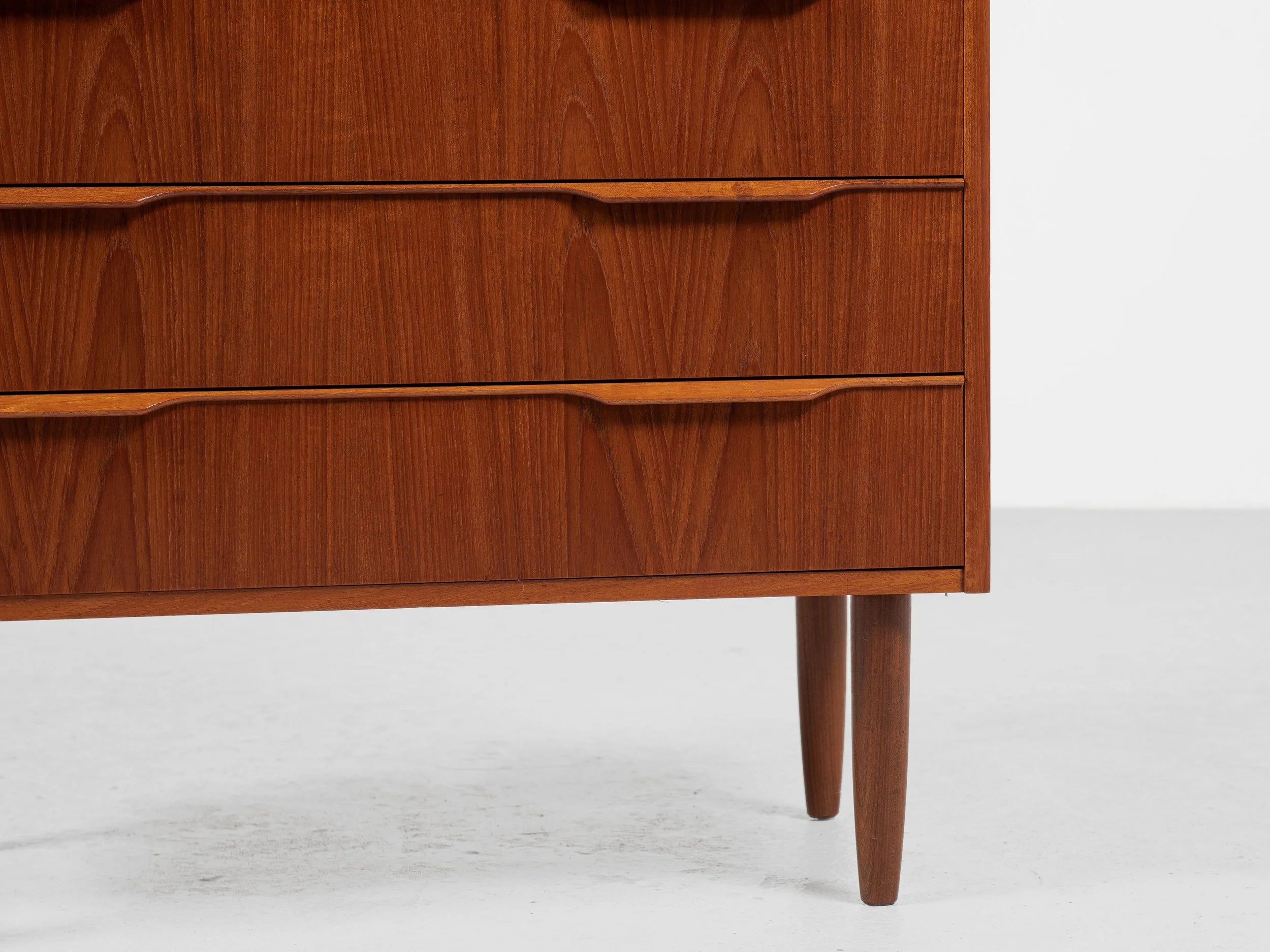 Midcentury_Danish_chest_of_6_drawers_in_teak_1960s