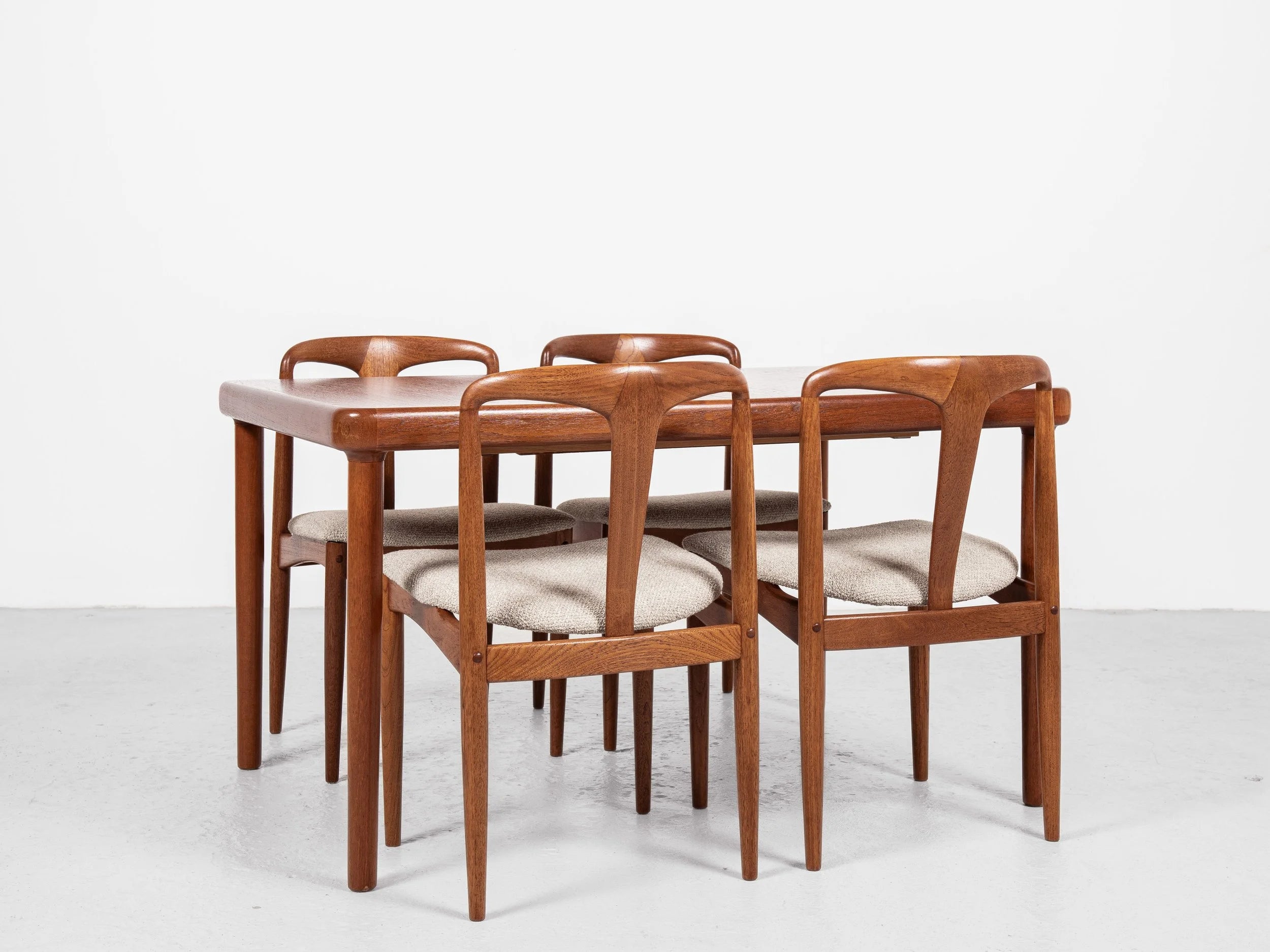 Midcentury_extendable_dining_table_in_teak_1960s_with_rounded_corners_and_butterfly_extension
