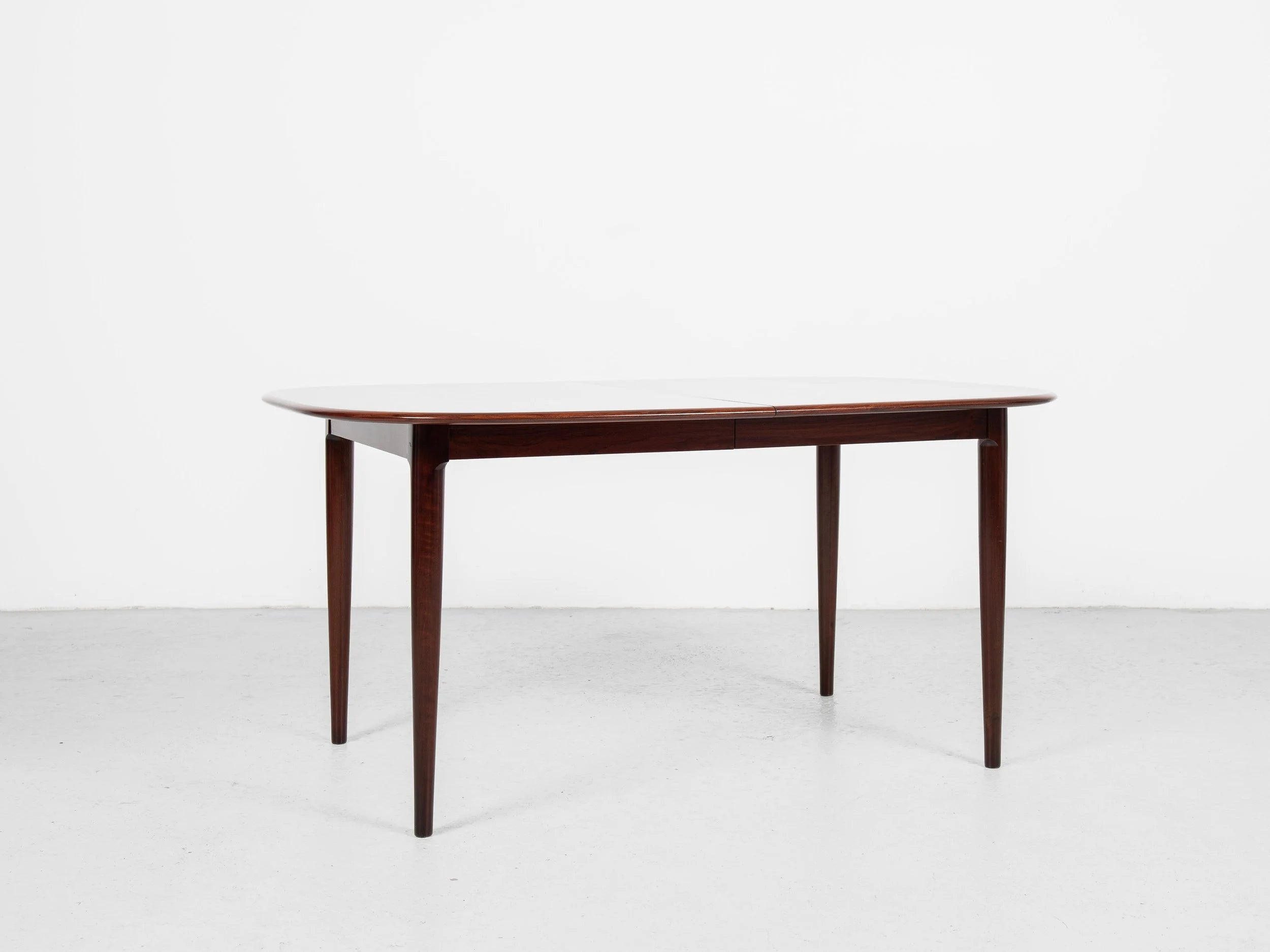 Midcentury_oval_dining_table_in_rosewood_1960s_with_2_extensions