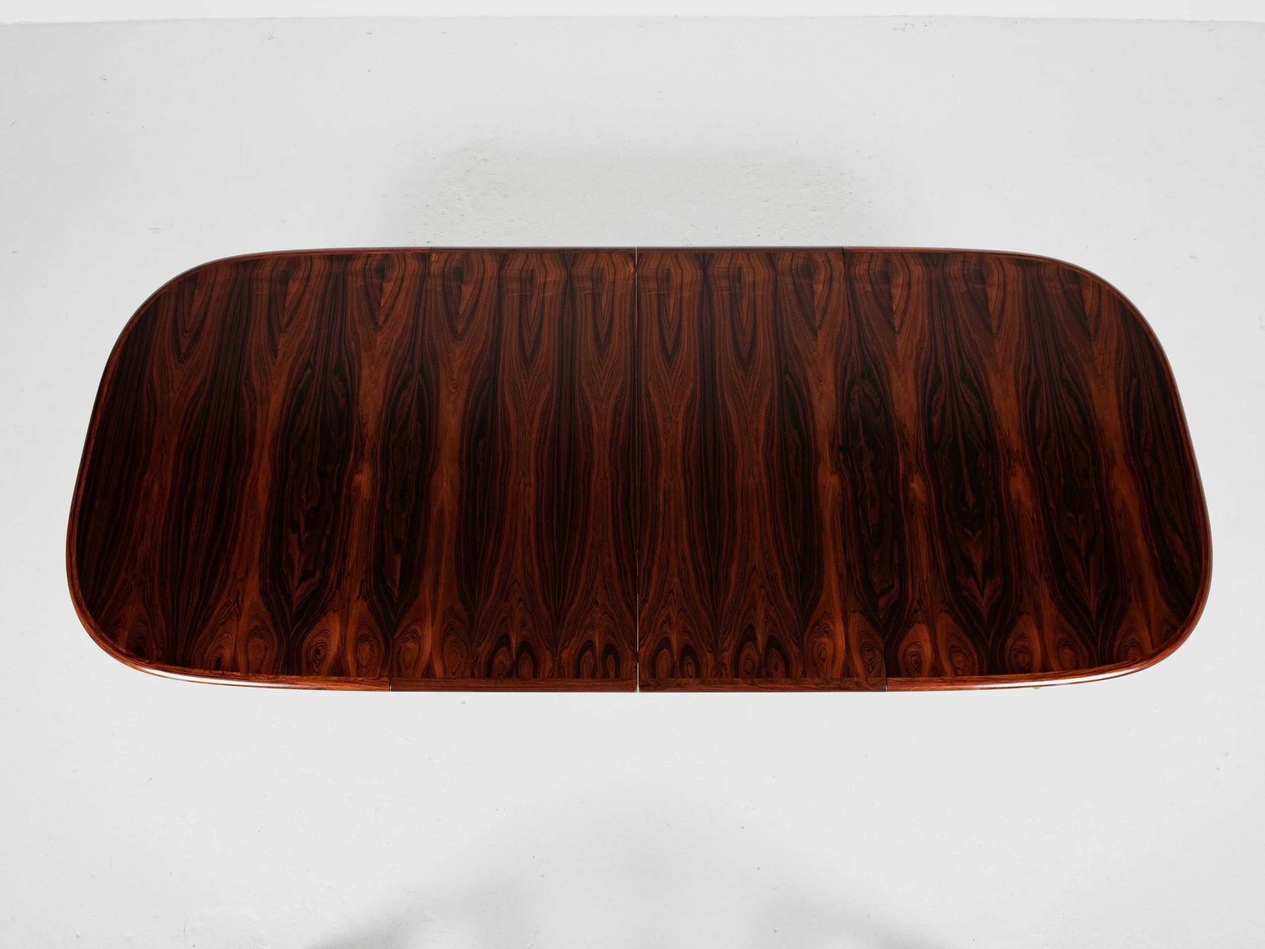 Midcentury_oval_dining_table_in_rosewood_1960s_with_2_extensions