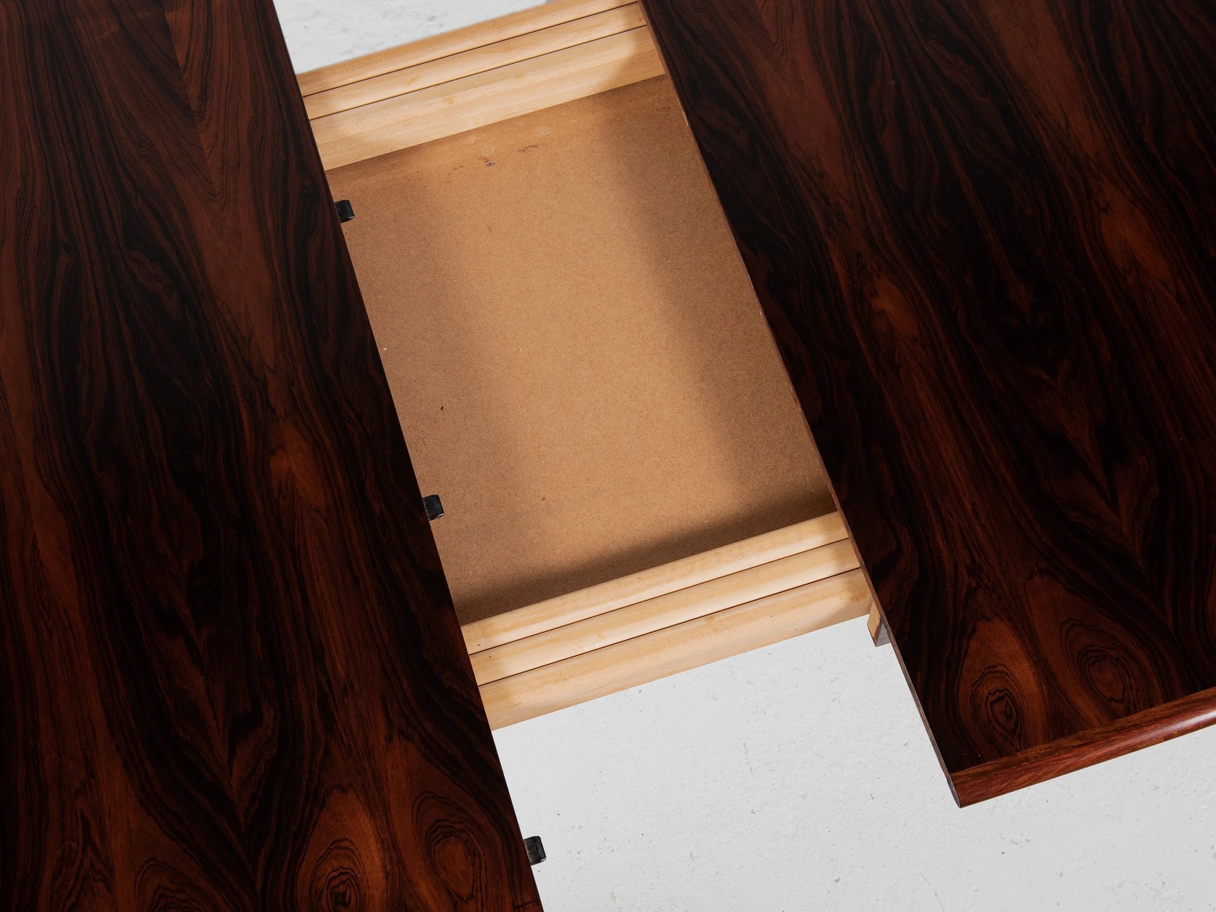 Midcentury_oval_dining_table_in_rosewood_1960s_with_2_extensions