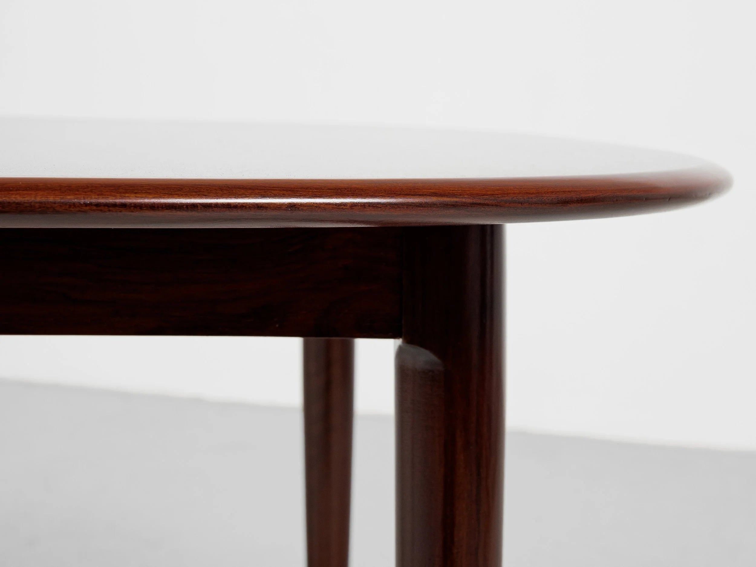 Midcentury_oval_dining_table_in_rosewood_1960s_with_2_extensions