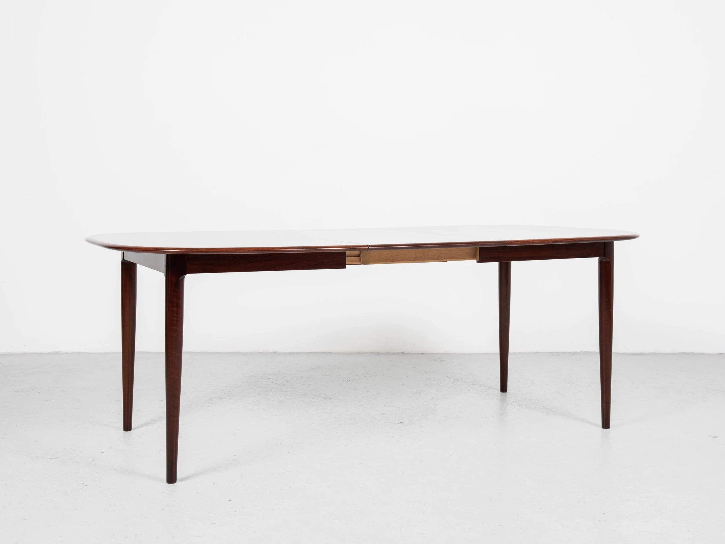 Midcentury_oval_dining_table_in_rosewood_1960s_with_2_extensions