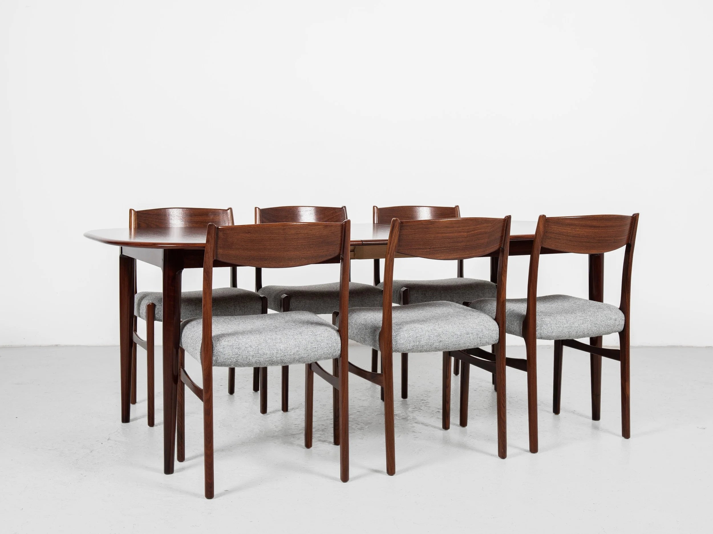 Midcentury_oval_dining_table_in_rosewood_1960s_with_2_extensions