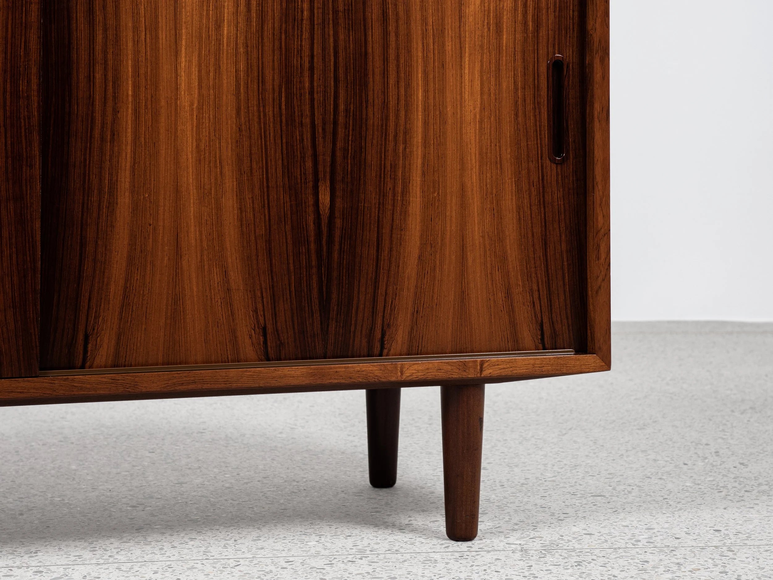Midcentury_Danish_sideboard_in_rosewood_by_Hundevad_1960s