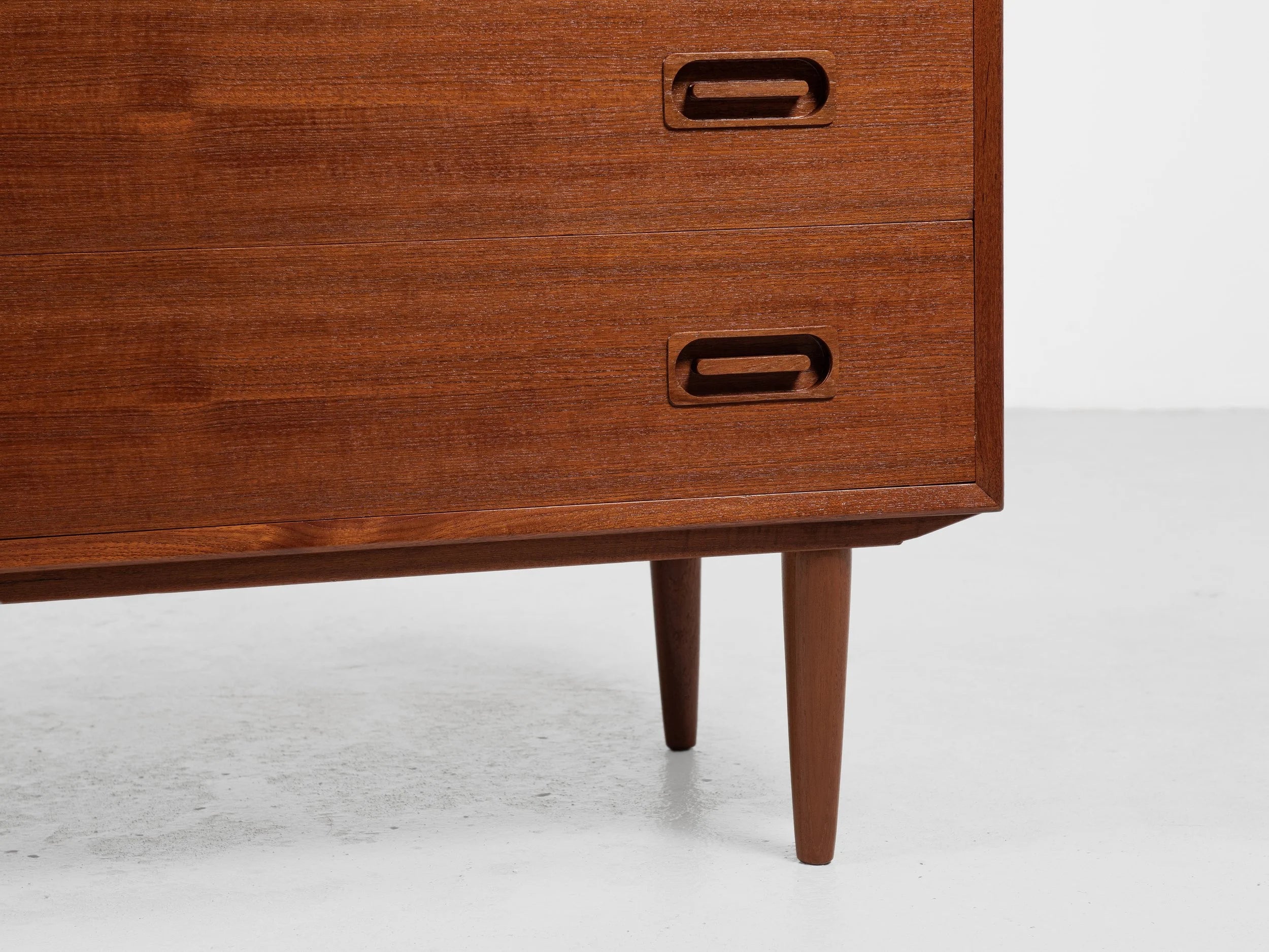Midcentury_Danish_sideboard_with_6_drawers_in_teak_by_Dyrlund_1960s