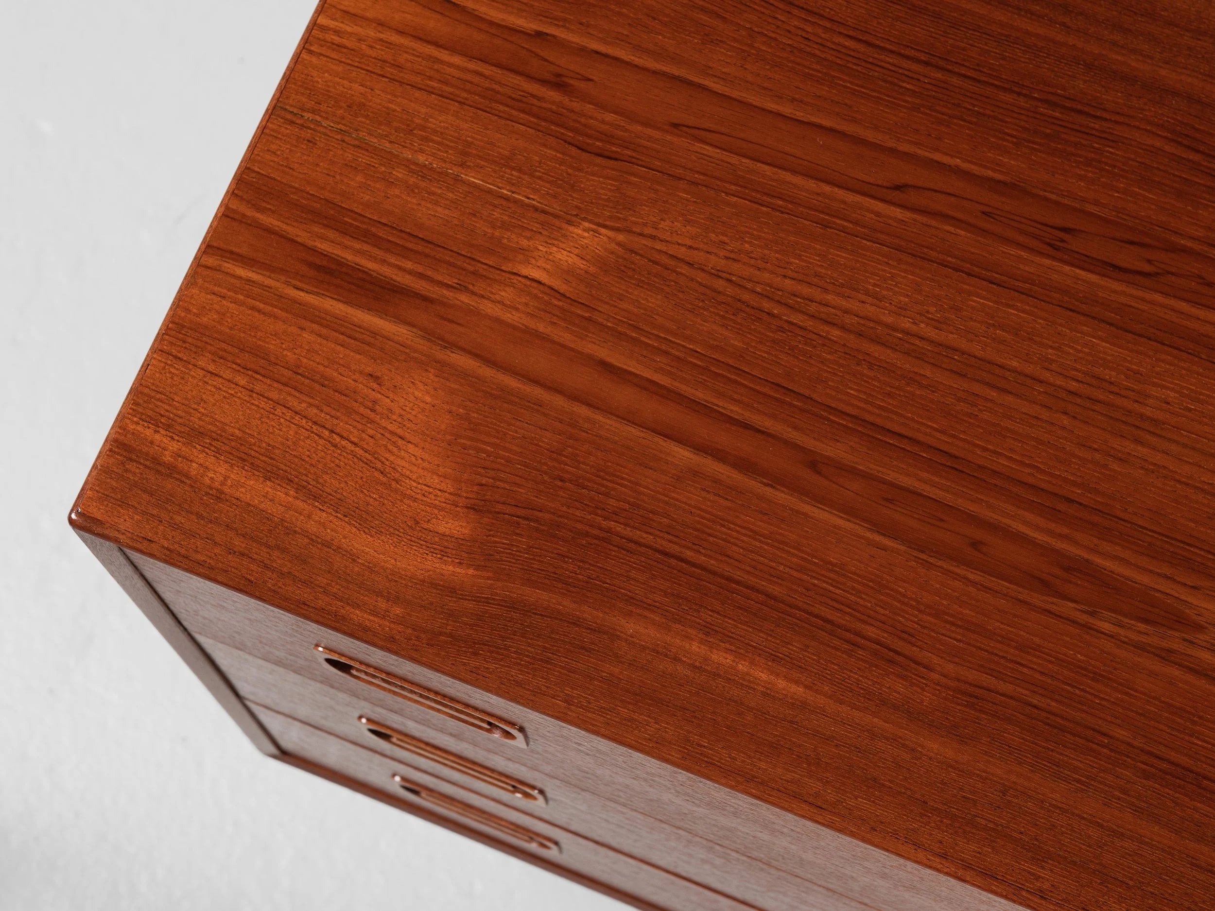 Midcentury_Danish_sideboard_with_6_drawers_in_teak_by_Dyrlund_1960s