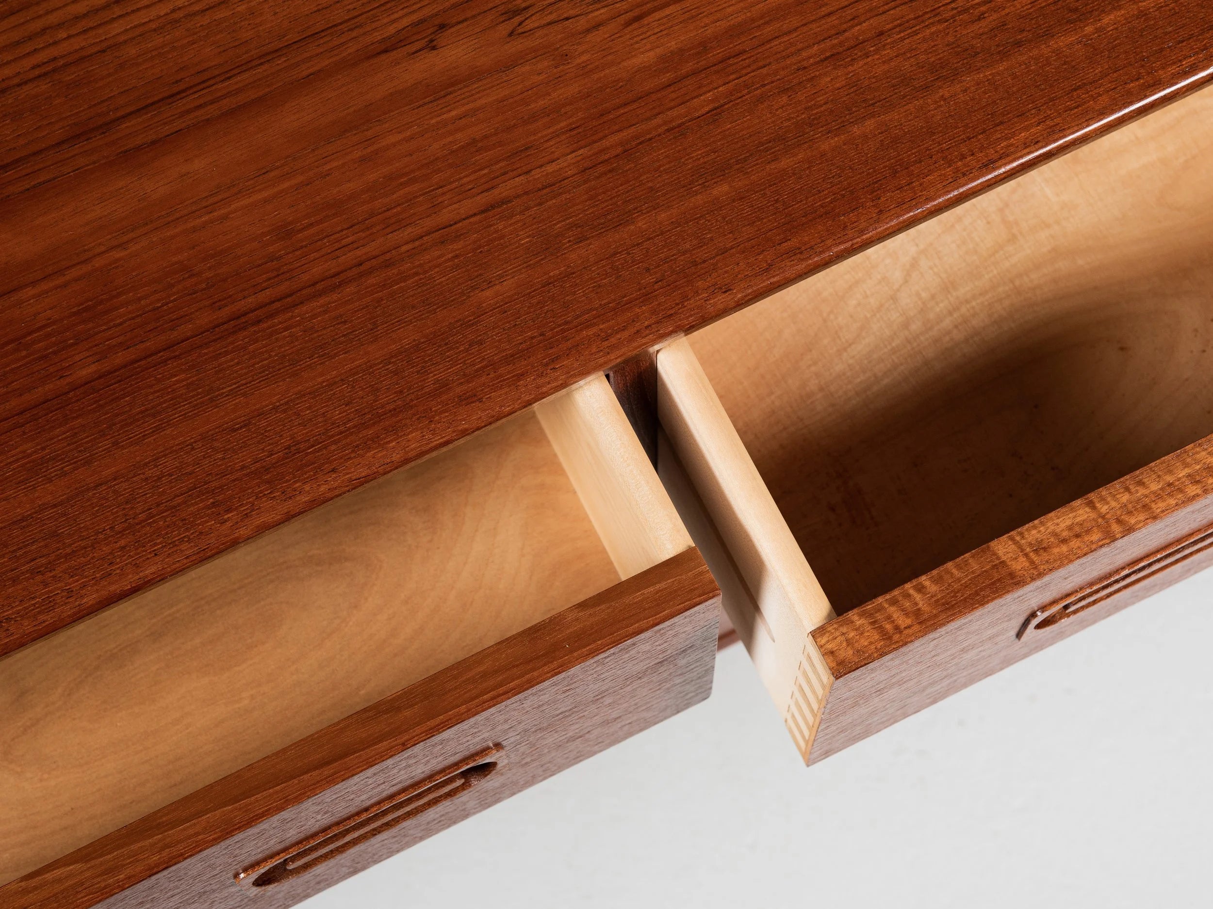 Midcentury_Danish_sideboard_with_6_drawers_in_teak_by_Dyrlund_1960s