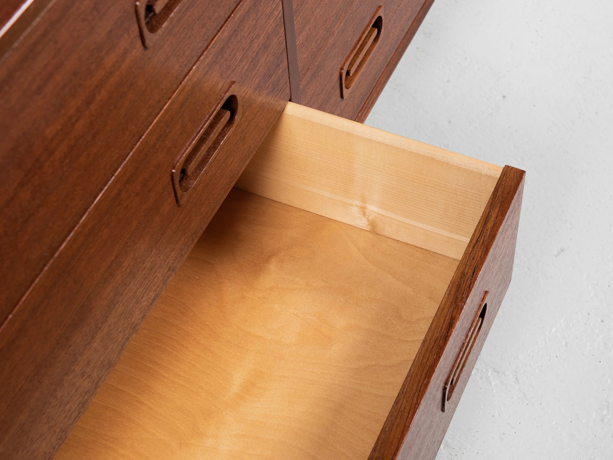 Midcentury_Danish_sideboard_with_6_drawers_in_teak_by_Dyrlund_1960s