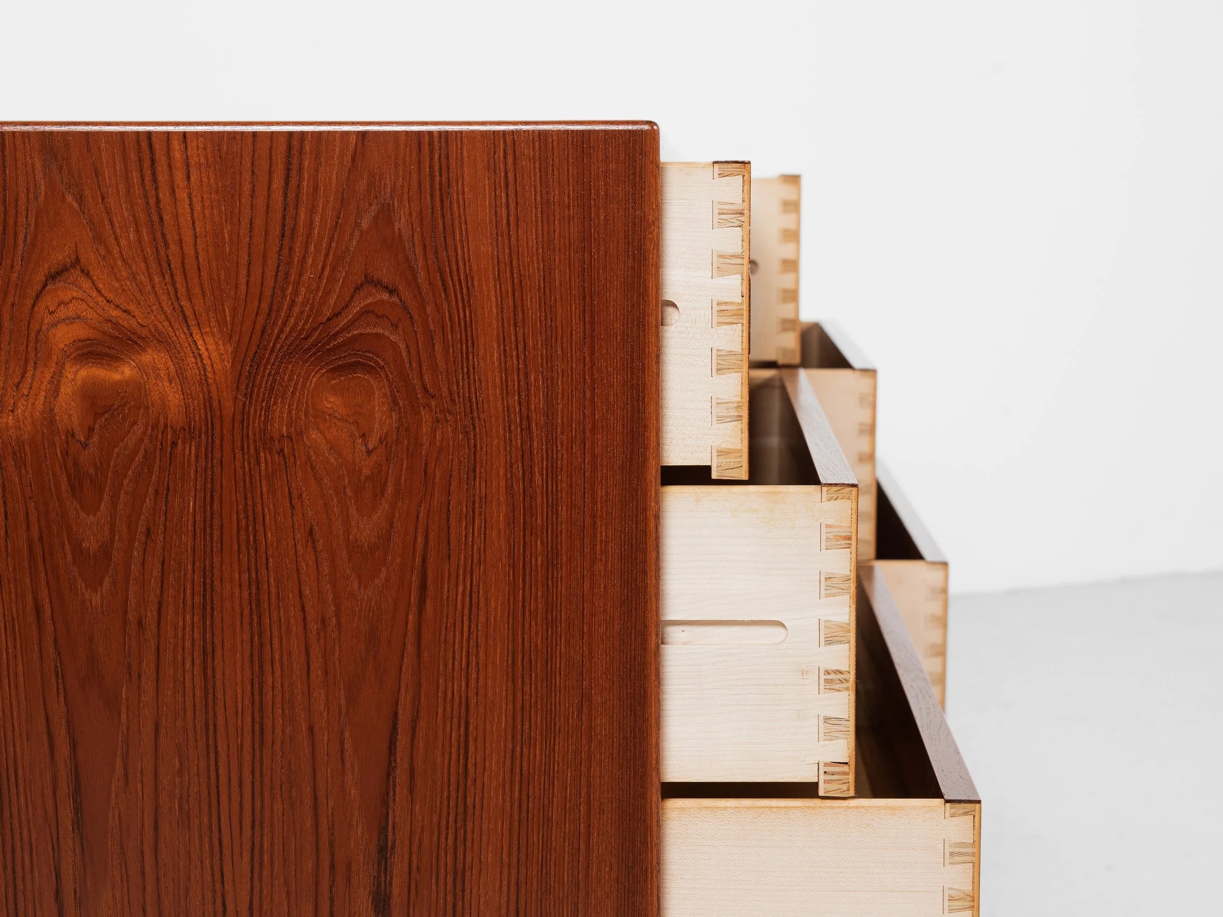 Midcentury_Danish_sideboard_with_6_drawers_in_teak_by_Dyrlund_1960s