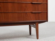 Midcentury_Danish_wider_chest_of_5_drawers_in_teak_1960s