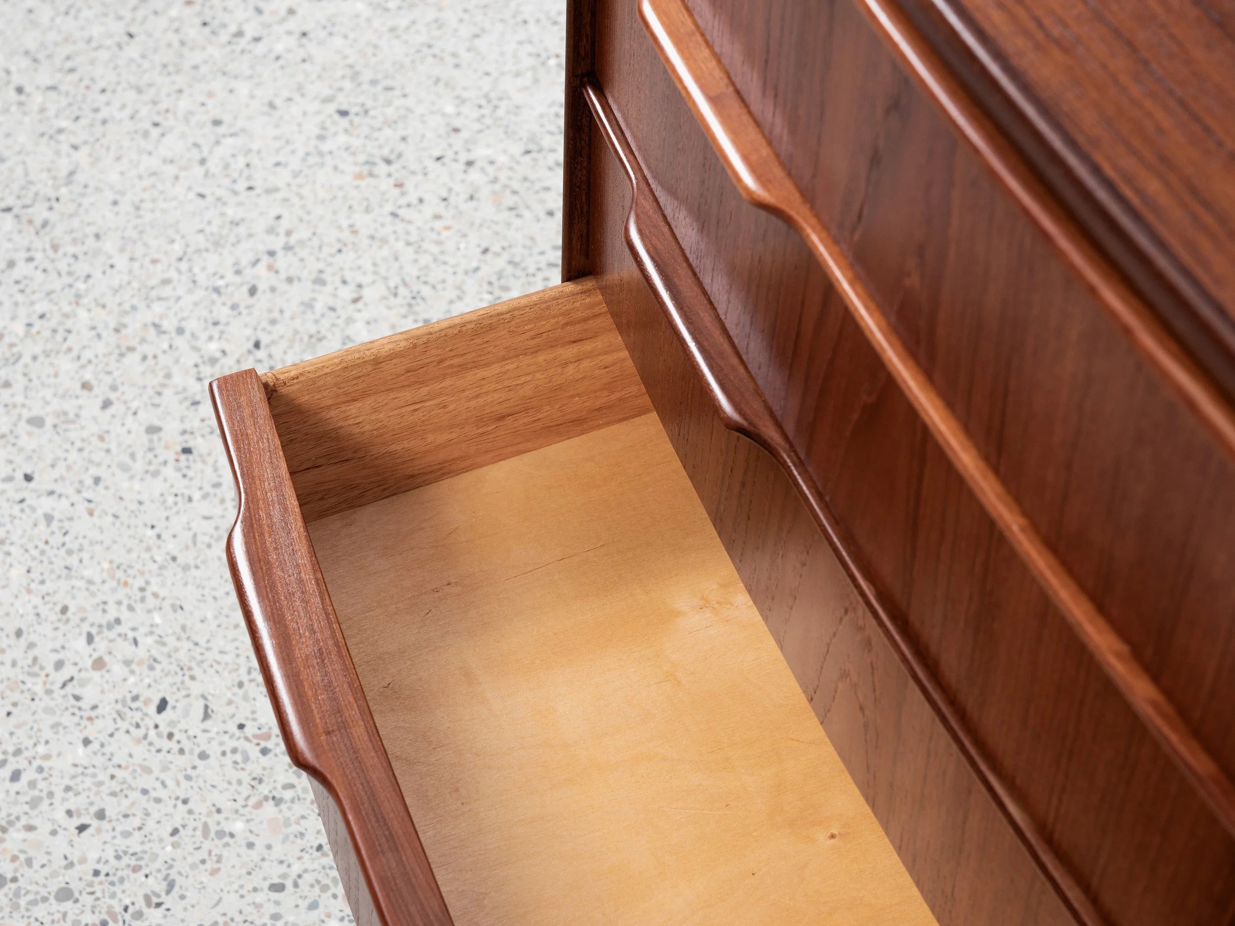 Midcentury_Danish_wider_chest_of_5_drawers_in_teak_1960s