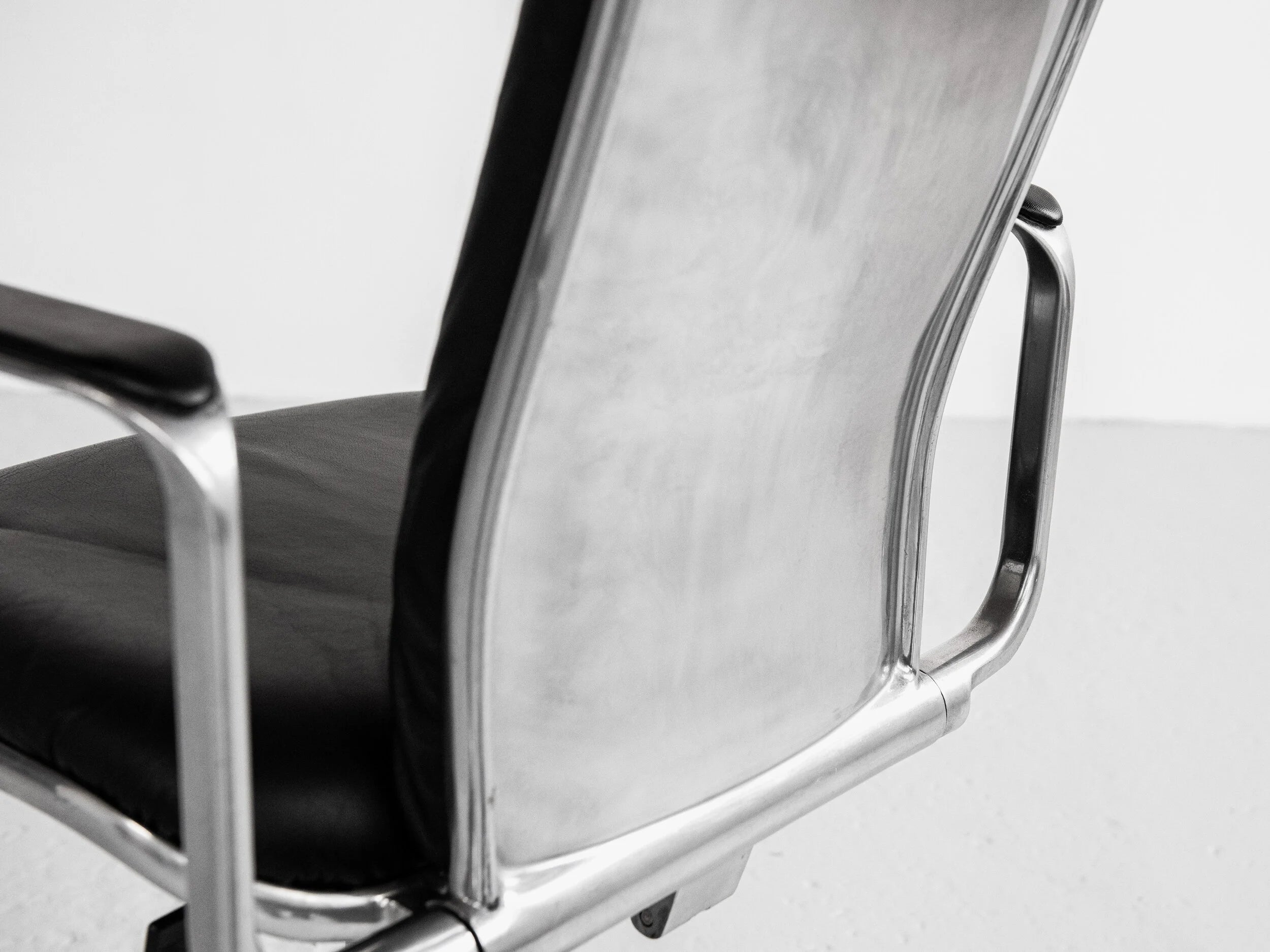 Midcentury_English_desk_chair_by_Frederick_Scott_for_Hille_1970s