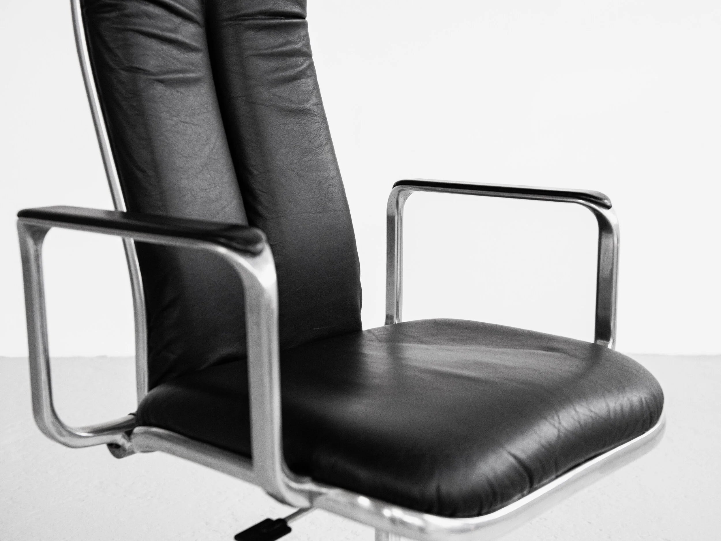 Midcentury_English_desk_chair_by_Frederick_Scott_for_Hille_1970s